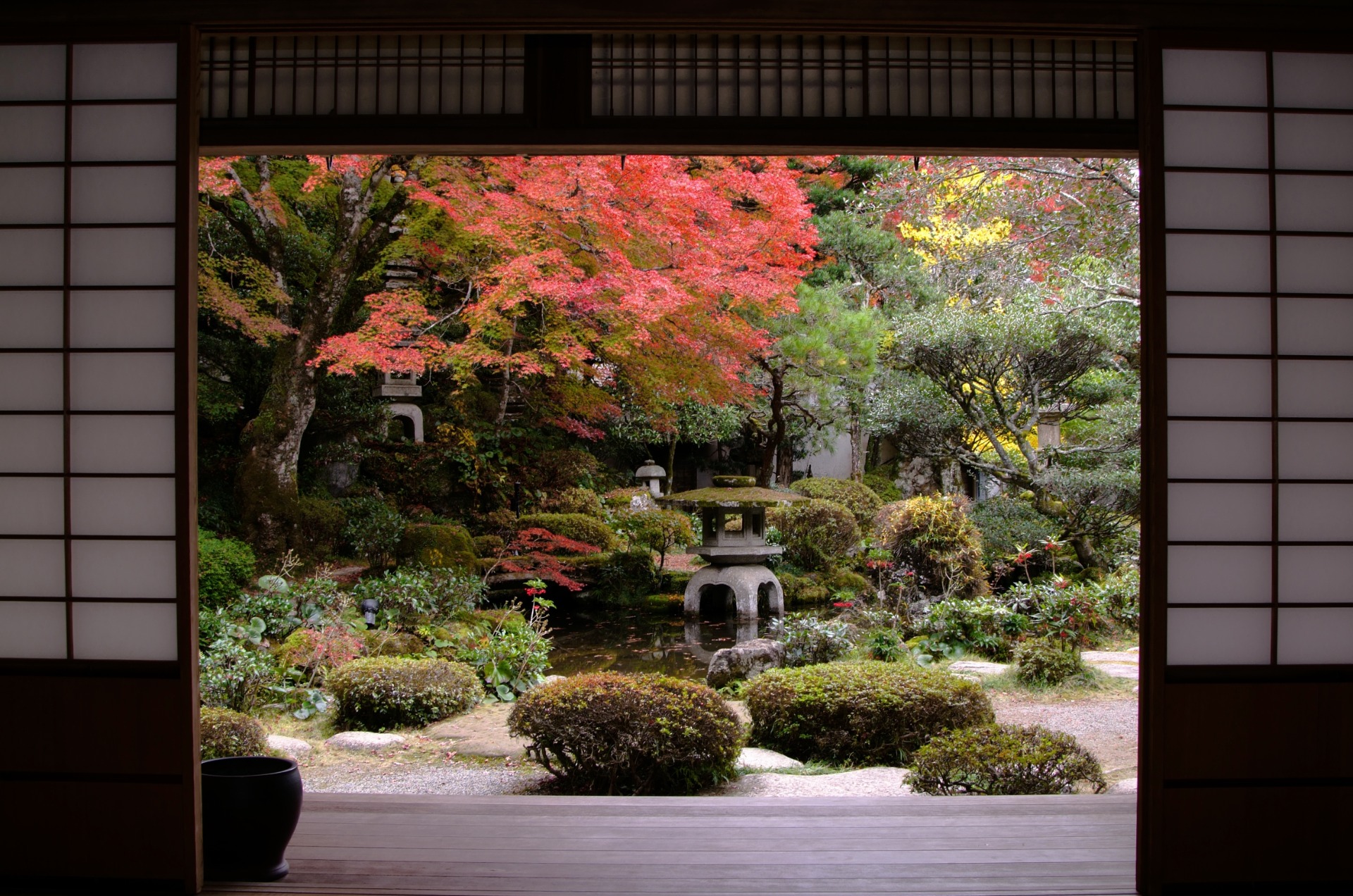 Vista de un jardín zen otoñal