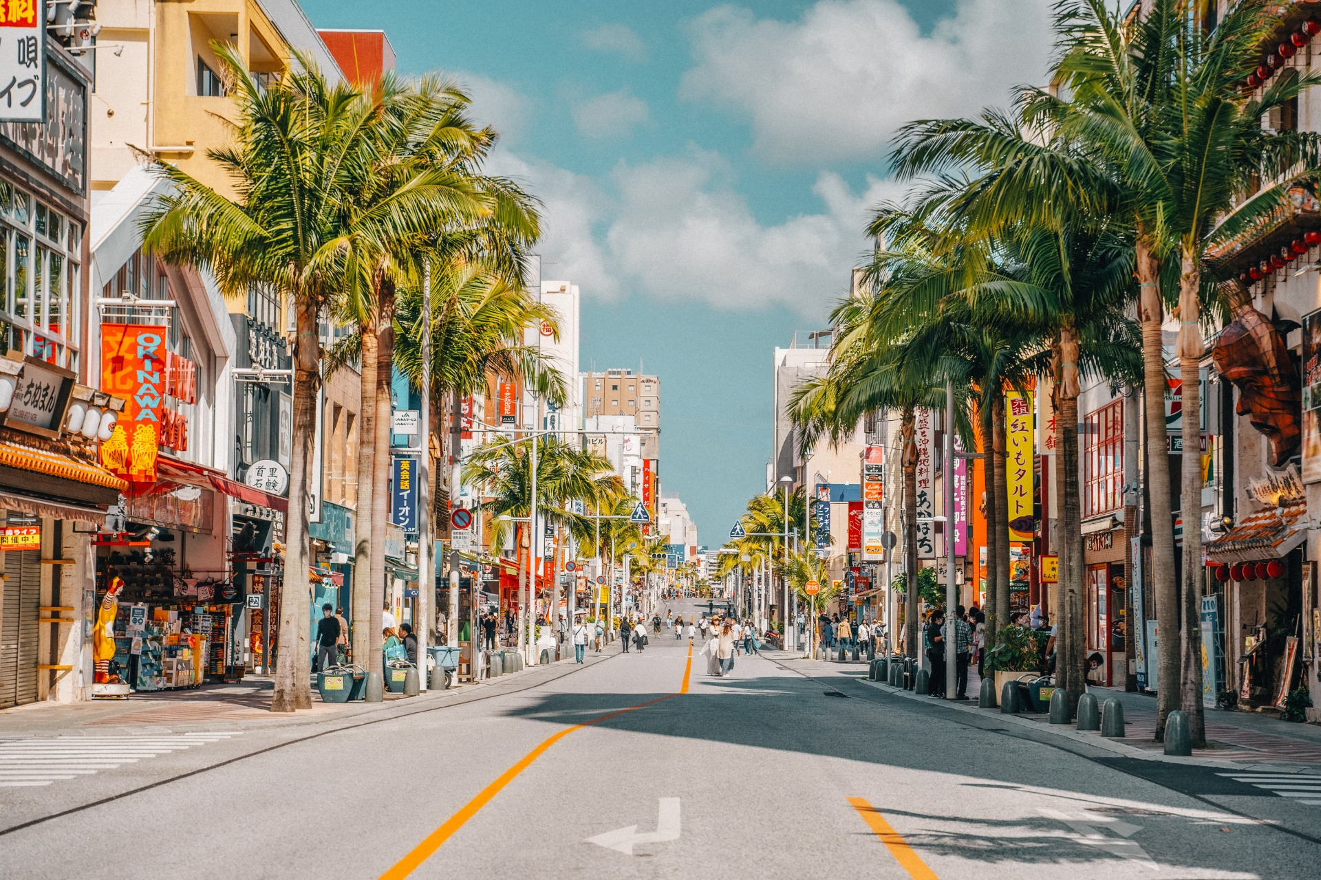 Una de las calles de Naha en Okinawa