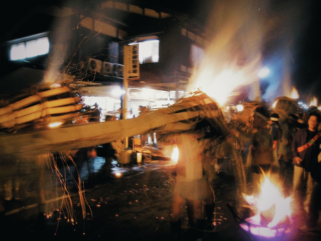 Participantes del Kurama no Hi-Matsuri portando antorchas gigantes