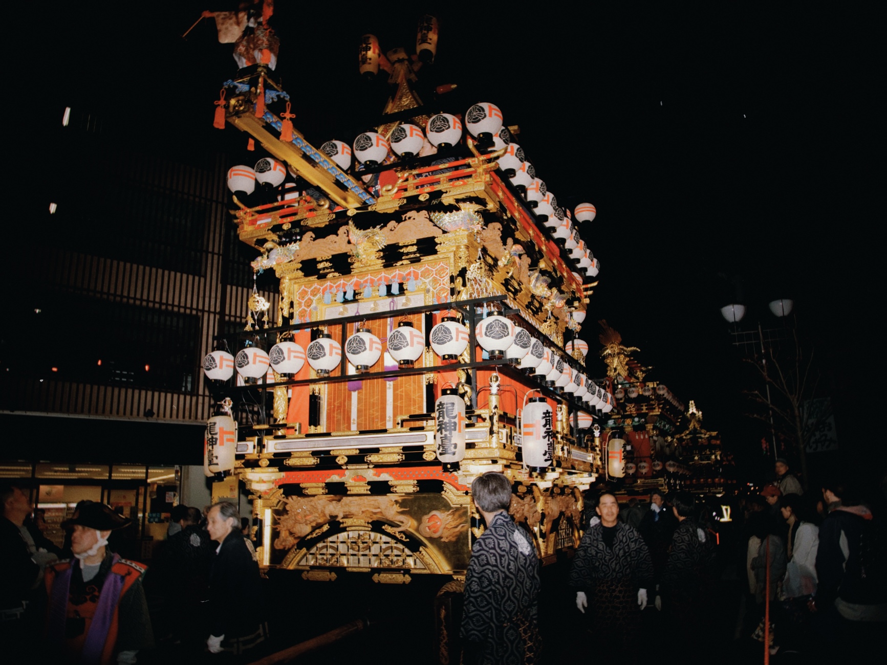Carroza tradicional iluminada durante el Festival de Otoño de Takayama