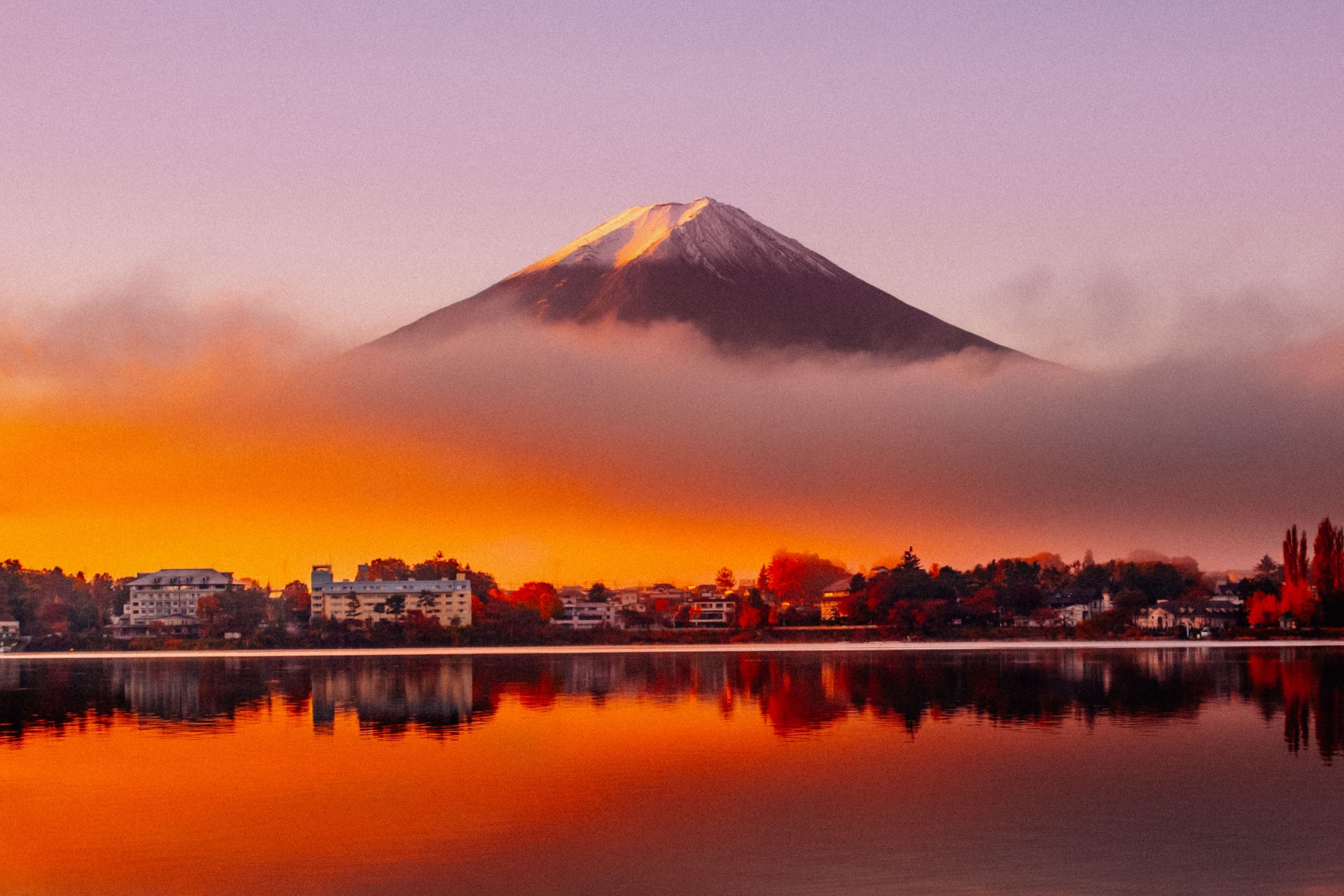 Vistas otoñales del monte Fuji sobre la ciudad de Kawaguchiko