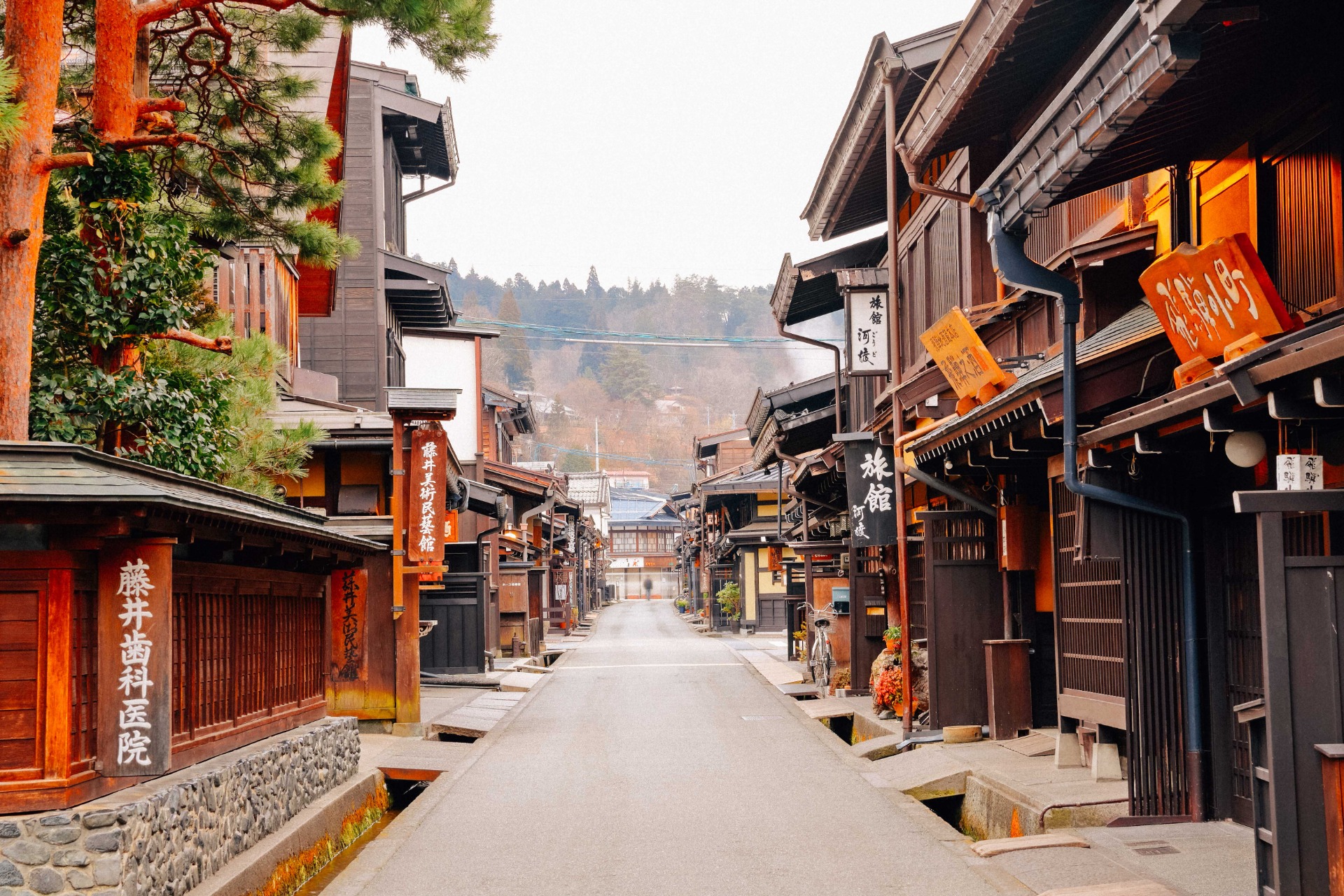 Casco antiguo de Takayama con fachadas de madera y rótulos tradicionales