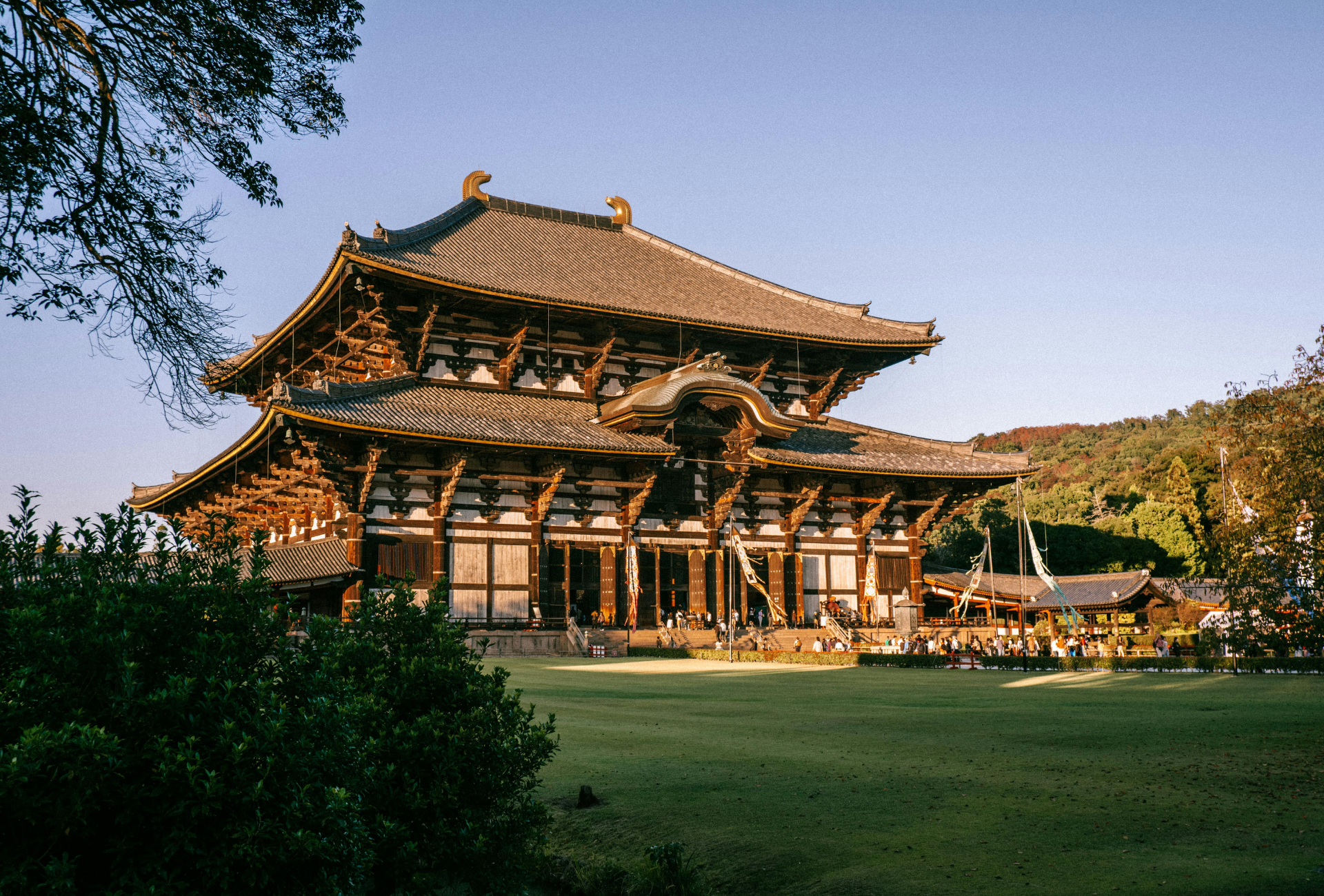 Templo Todai-ji en Nara iluminado por el sol al atardecer