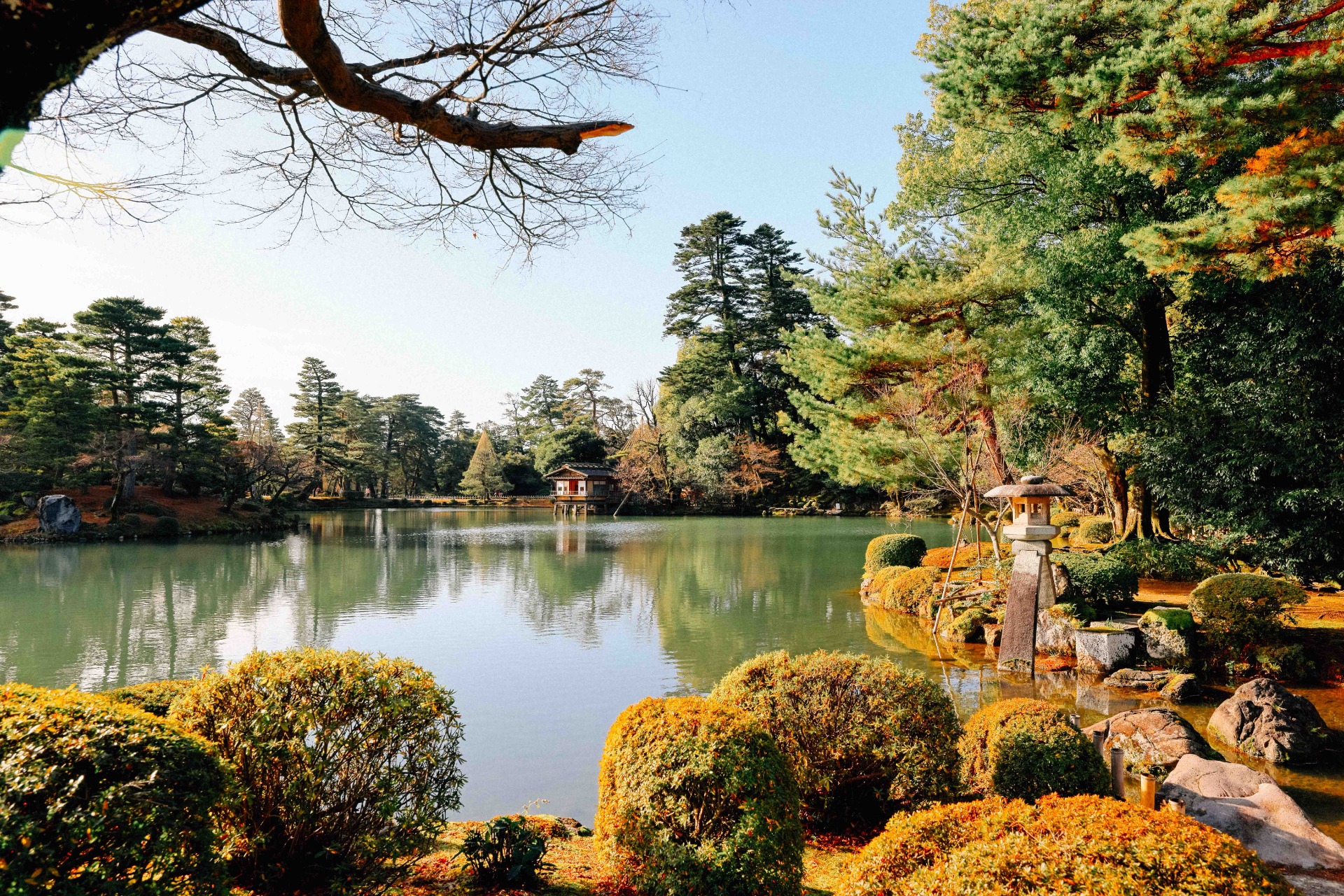 Vista del lago central del jardín Kenroku-en en Kanazawa