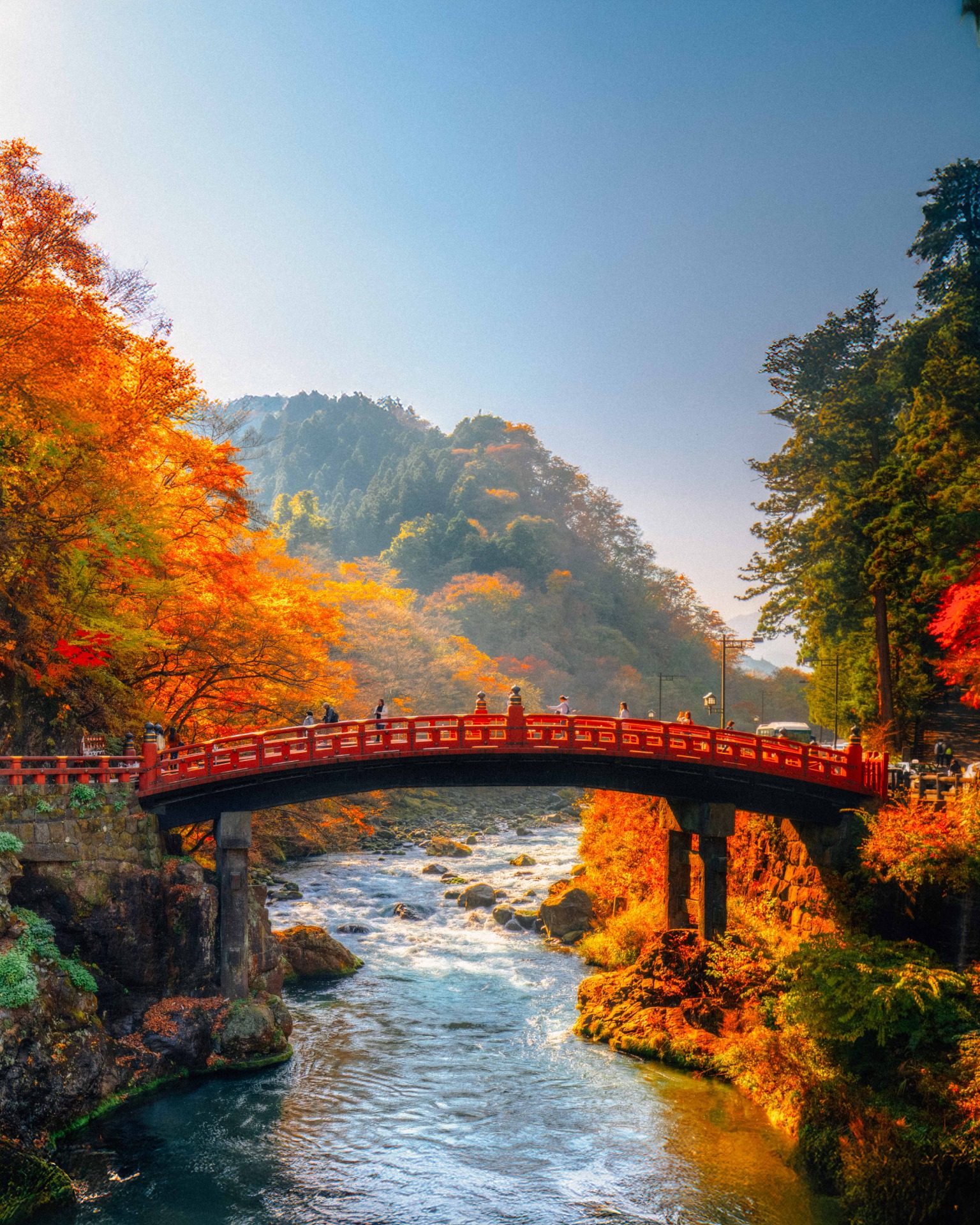Puente rojo sobre el río Daiya en otoño