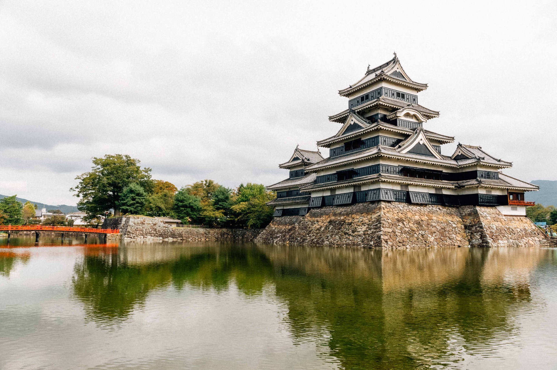 Castillo de Matsumoto reflejado en el agua