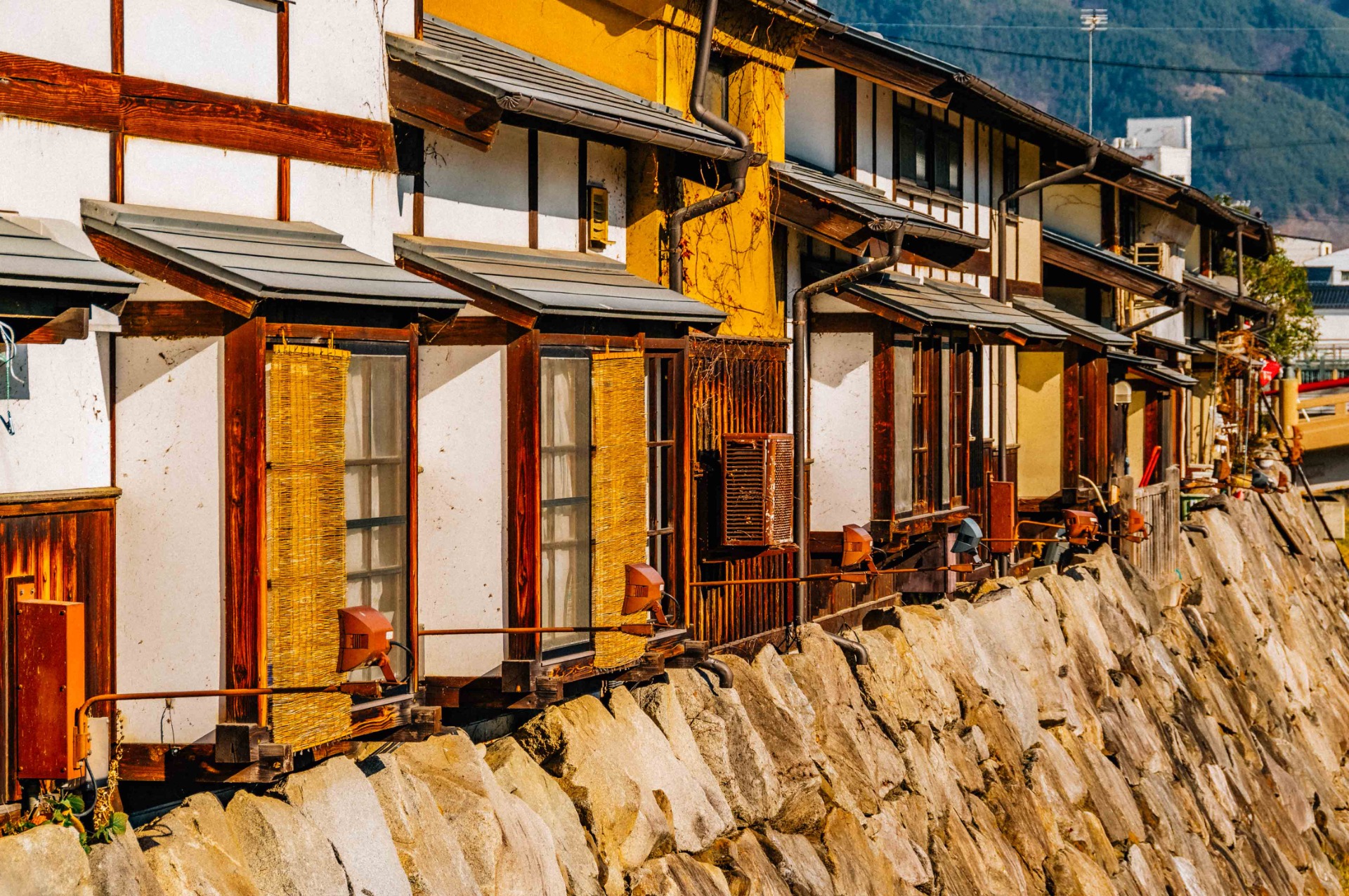 Casas tradicionales junto a un canal en el centro de Matsumoto