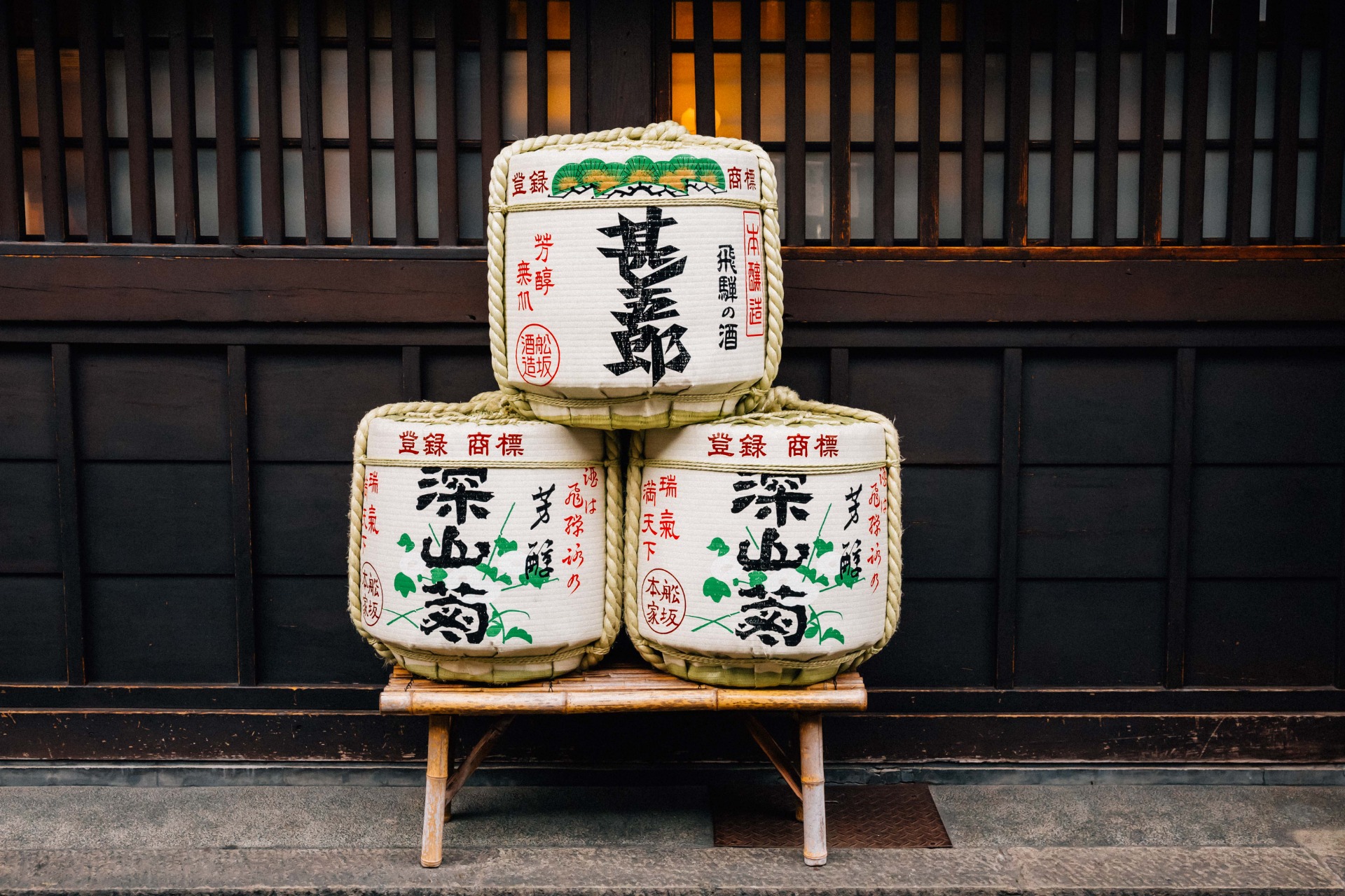 Barriles tradicionales de sake apilados frente a una destilería en Takayama