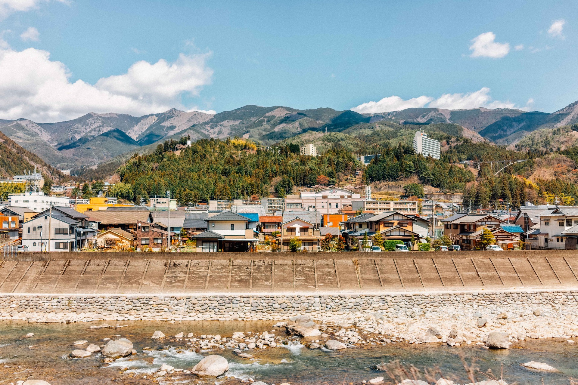 Takayama con el río y las montañas de los Alpes Japoneses al fondo.