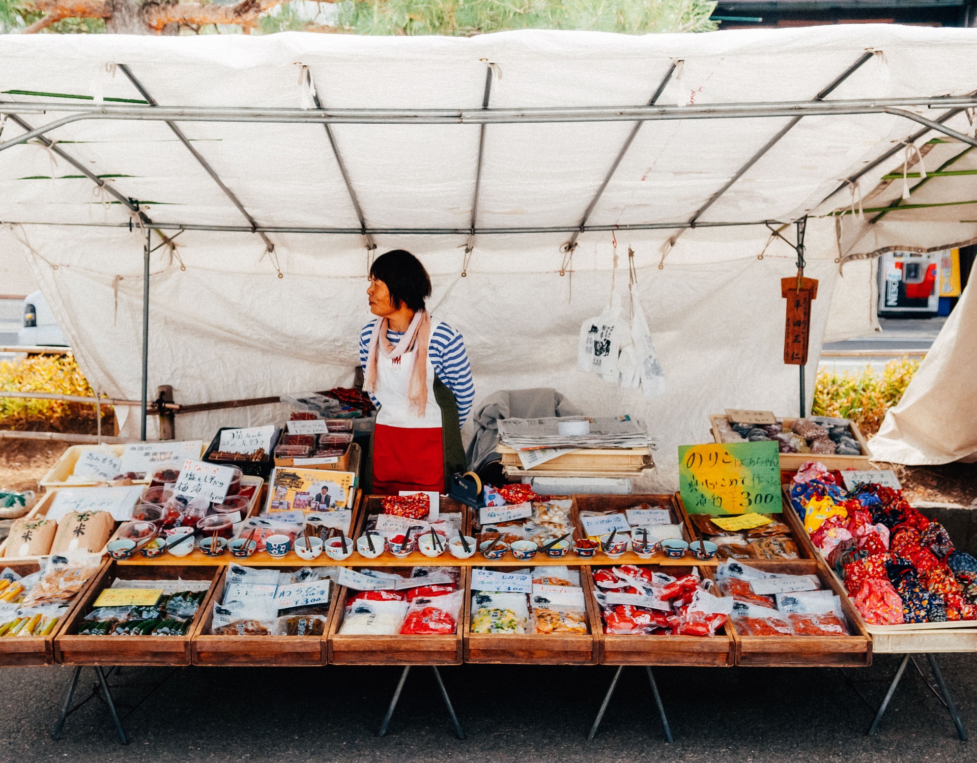 Puesto de productos locales en un mercado de otoño