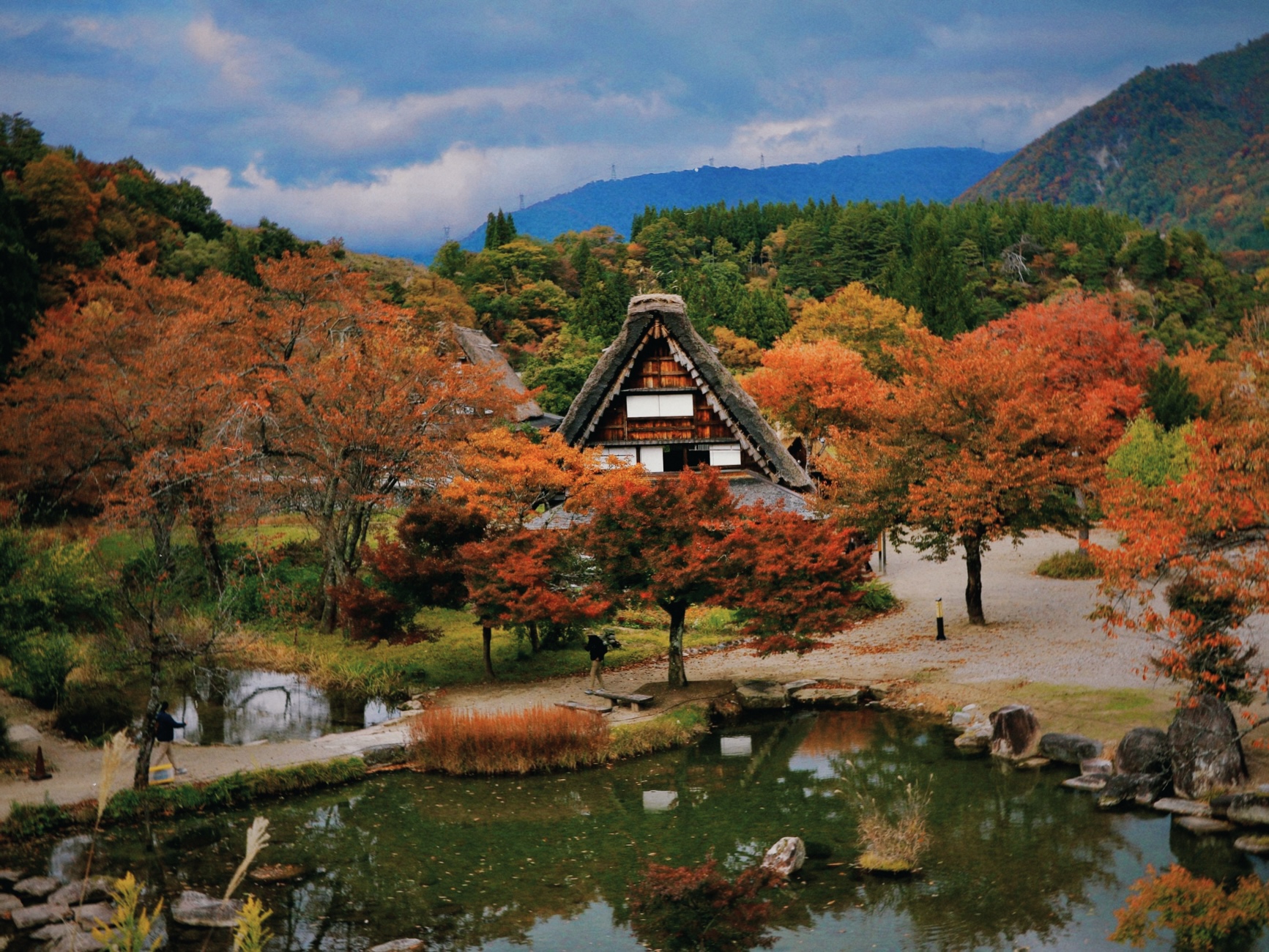 Casa gassho-zukuri en Gokayama rodeada de árboles en tonos otoñales