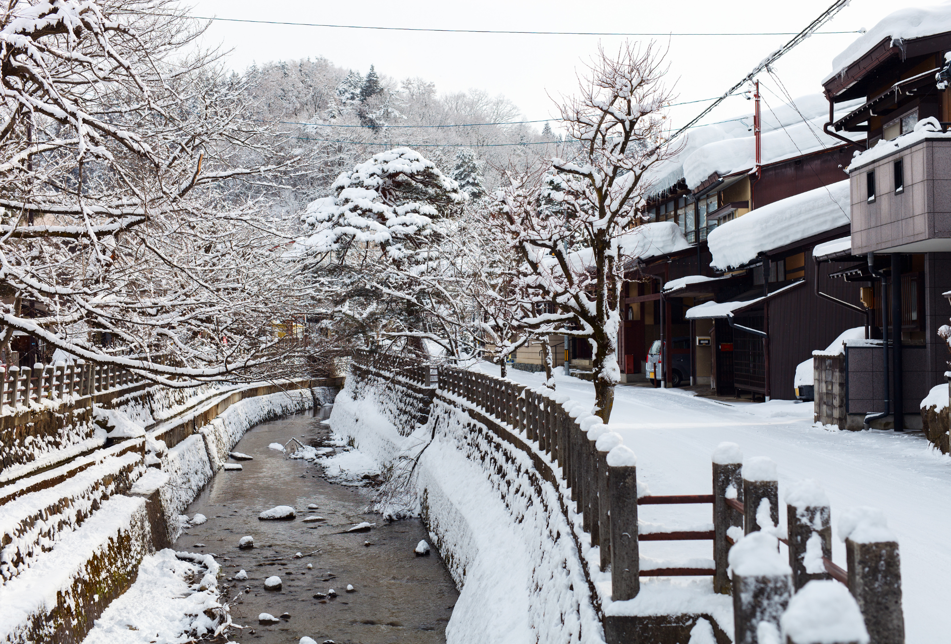 Río en el casco antiguo de Takayama cubierto de nieve