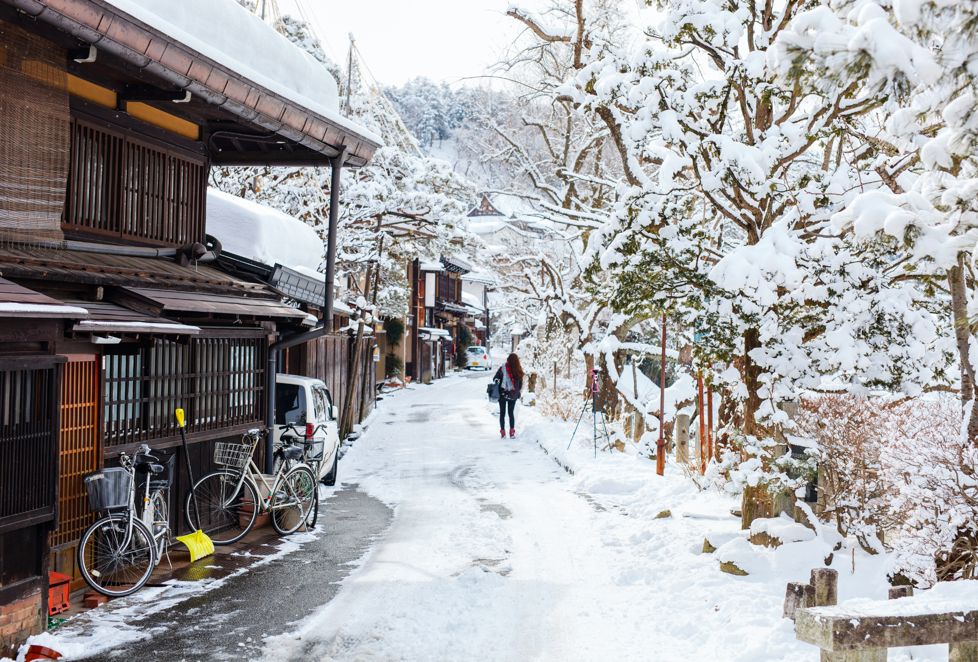 Calle nevada con casas tradicionales en Takayama
