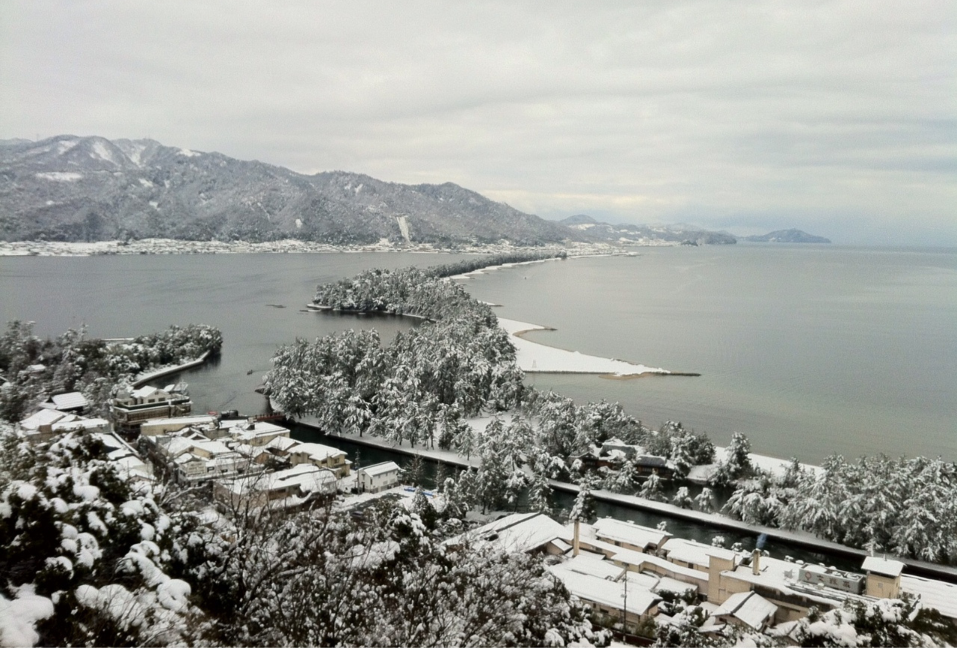 Vistas de Amanohashidate nevado