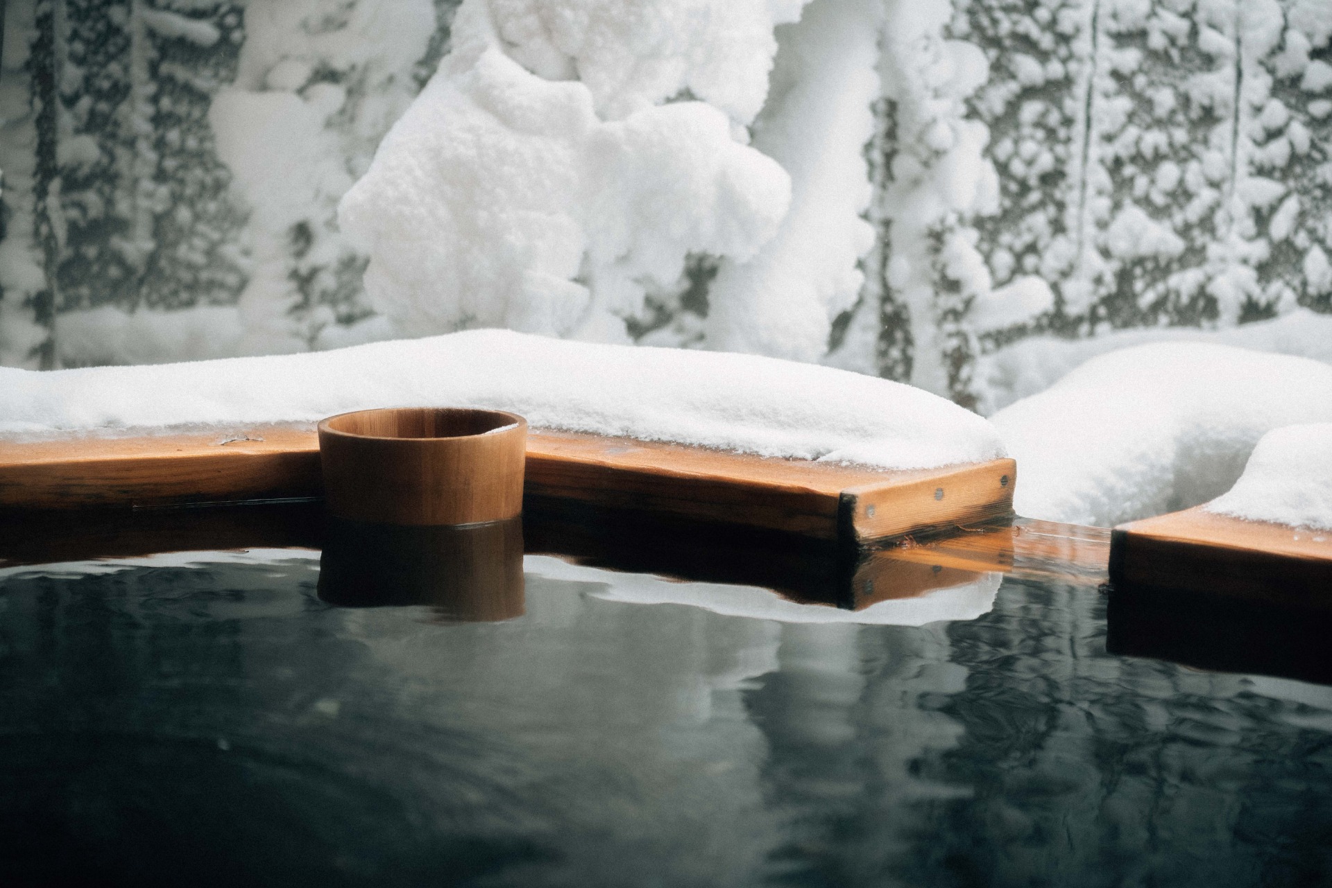Detalle de un onsen con nieve