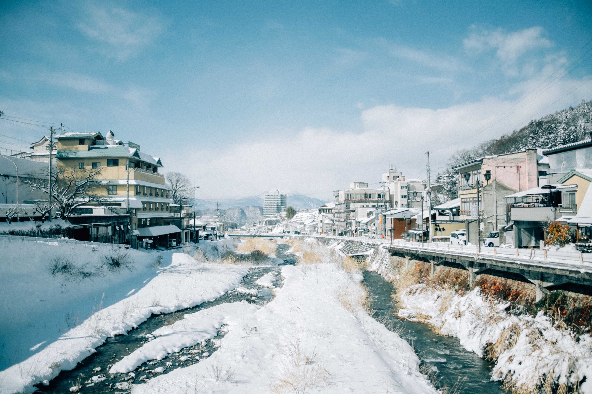 Vista invernal de un pueblo japonés cubierto de nieve