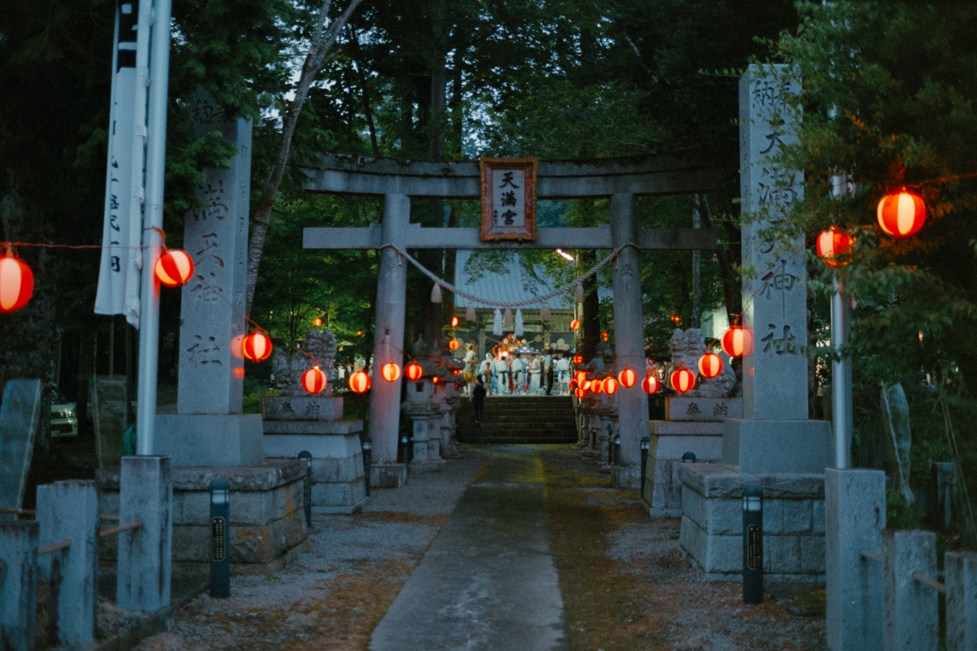 Iluminación nocturna en un santuario