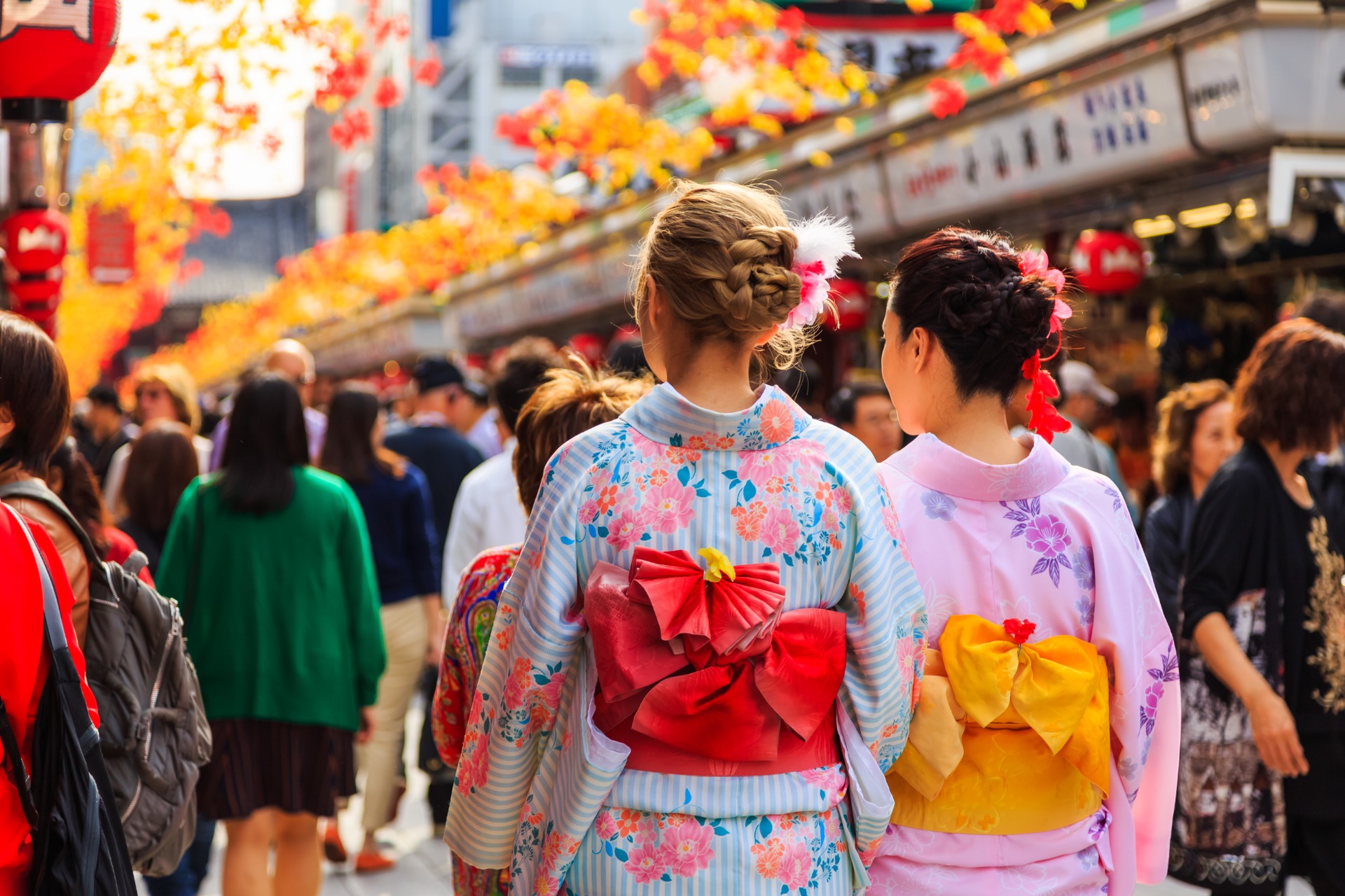 Dos mujeres pasean vestidas con un kimono