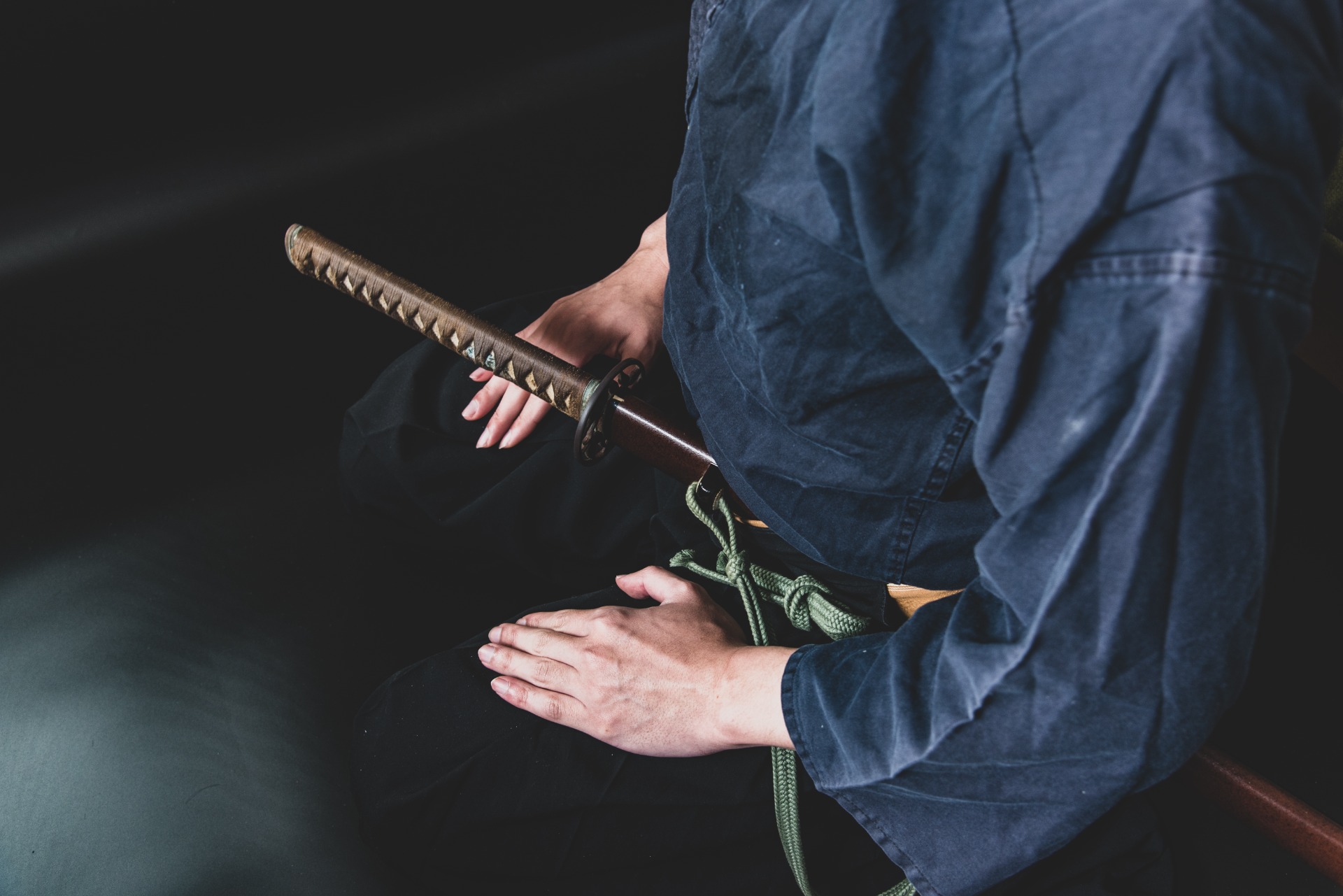 Detalle de una persona con una katana