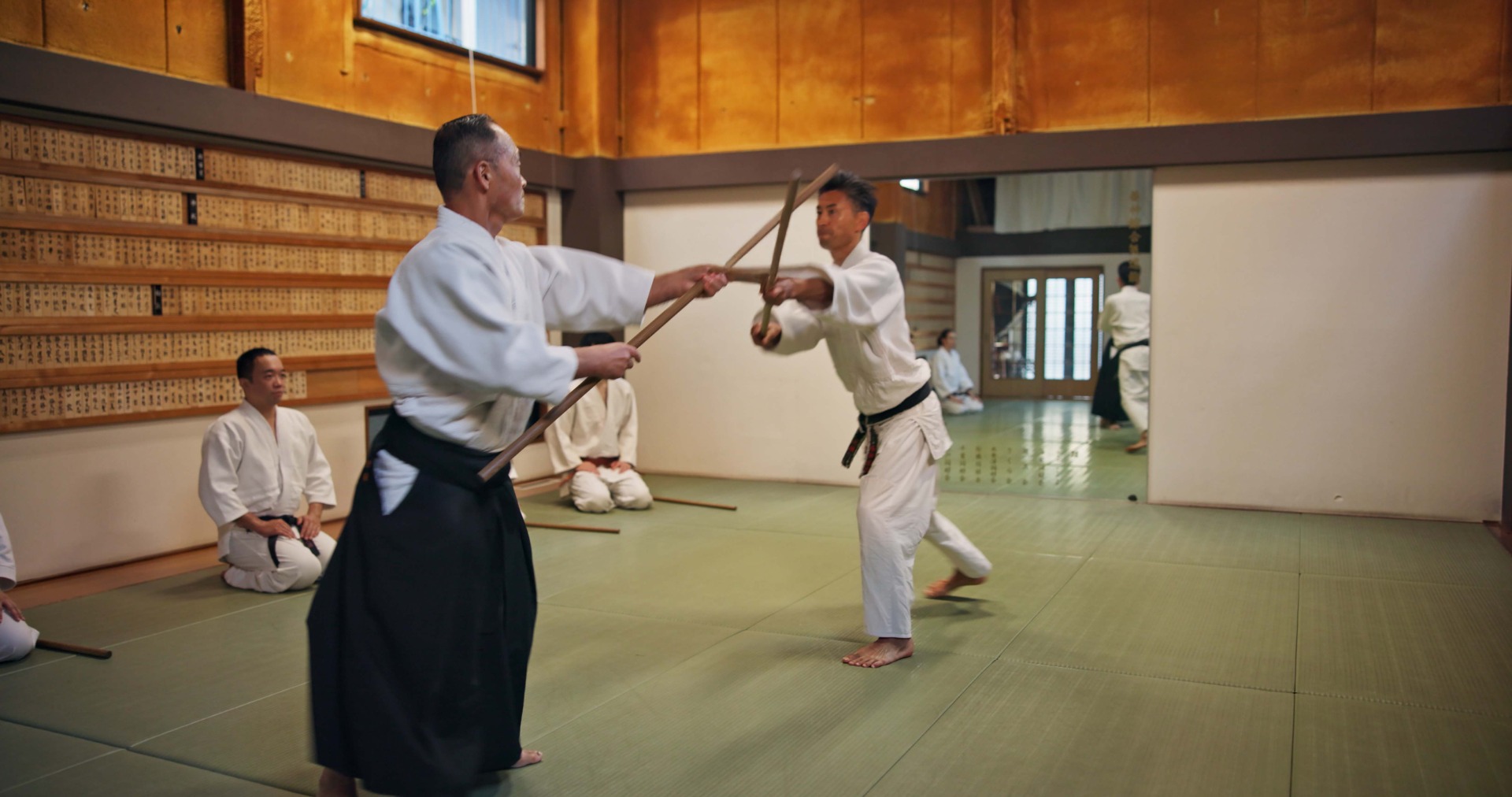 Clase práctica en un dojo japonés