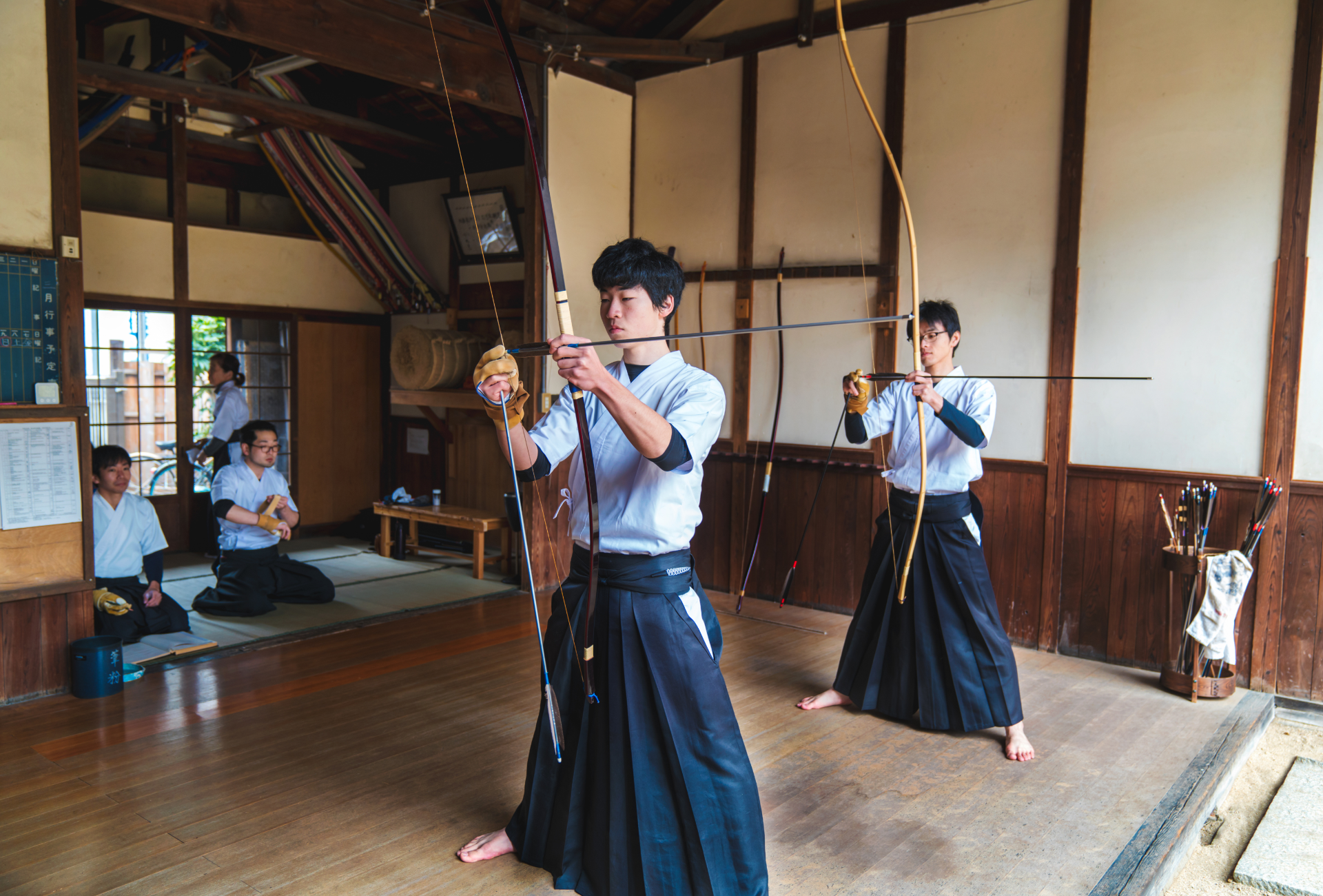 Alumnos practican kyudo