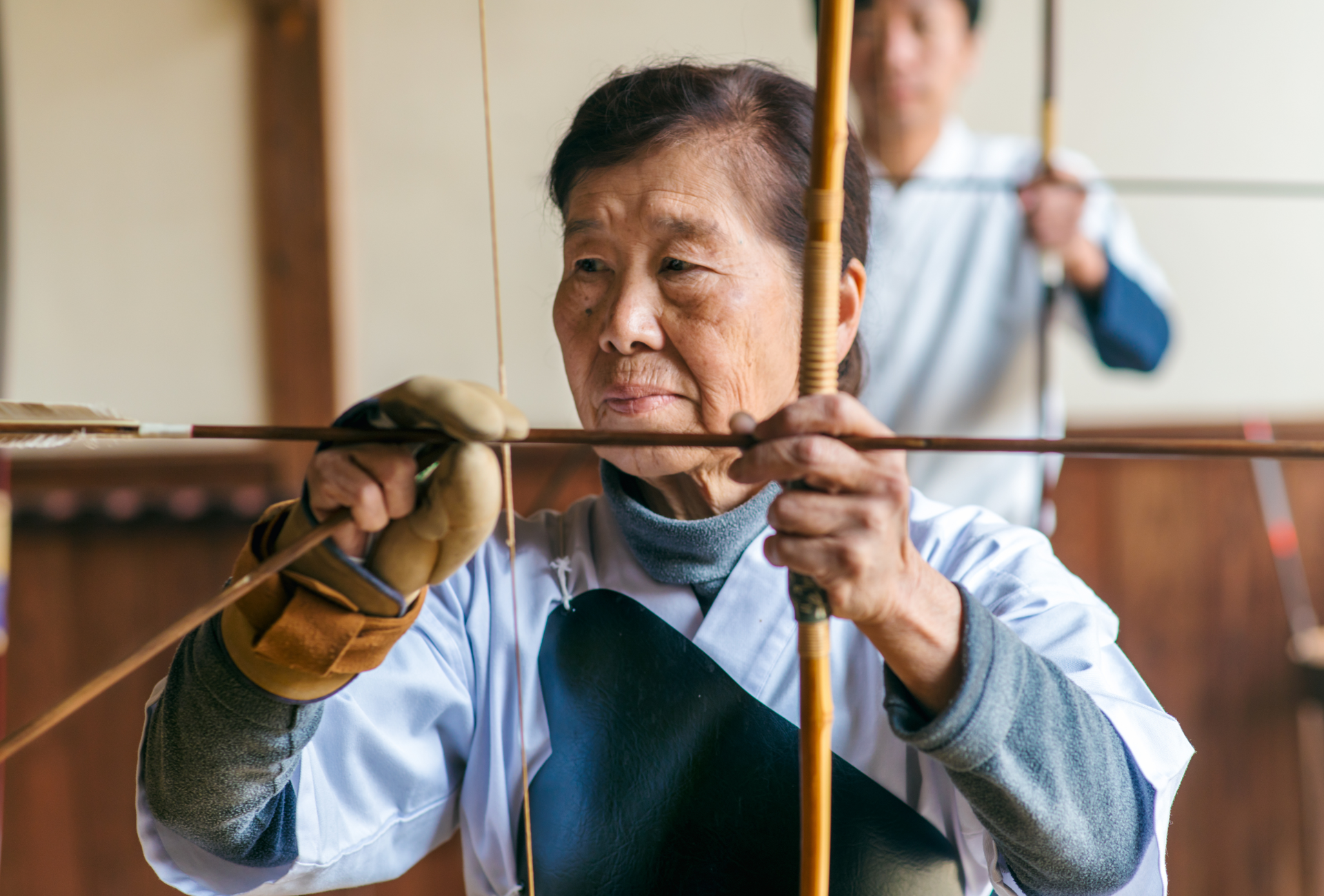 Una maestra durante la clase de tiro con arco japonés