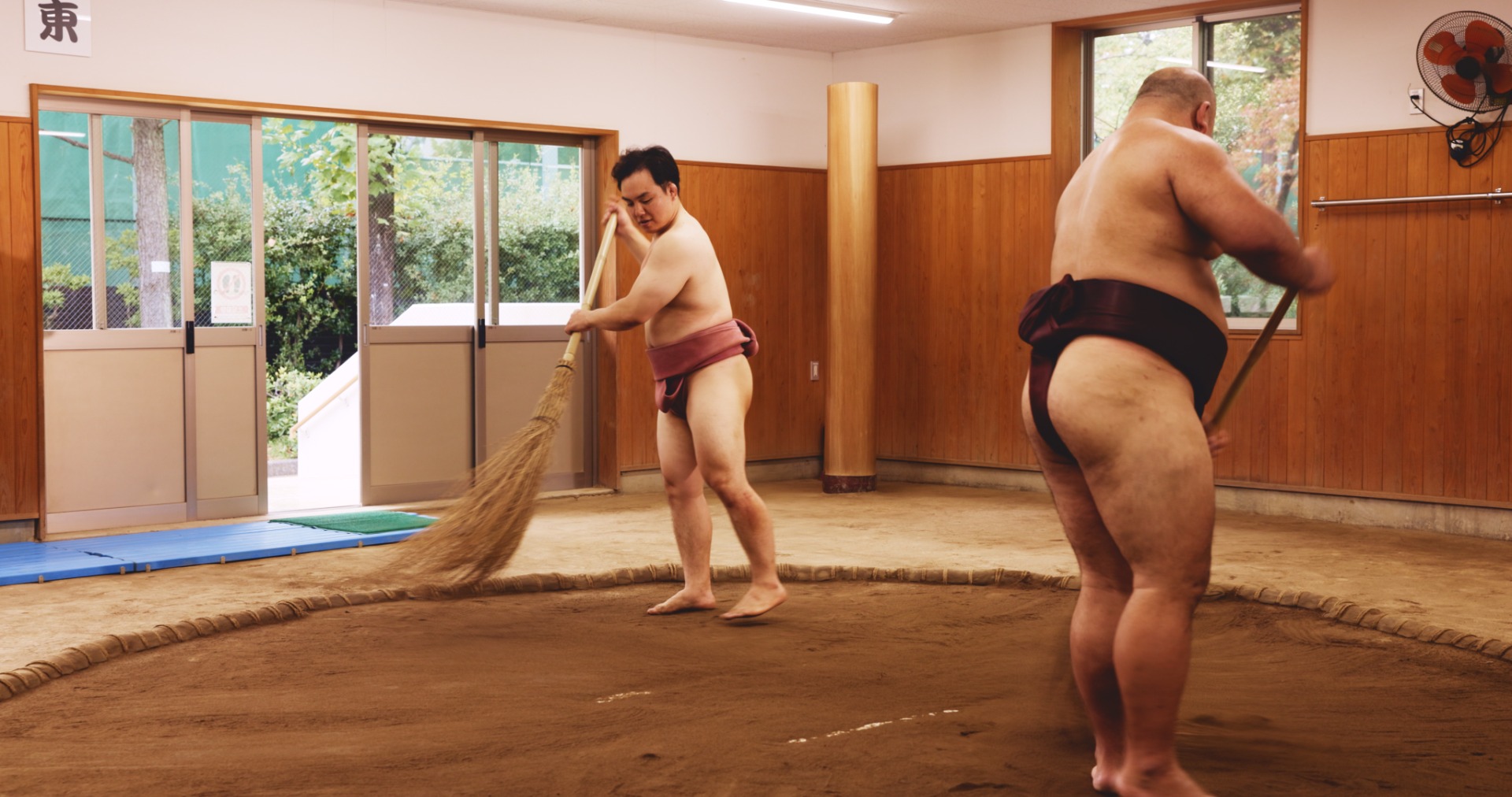 Luchadores de sumo limpiando el dohyo