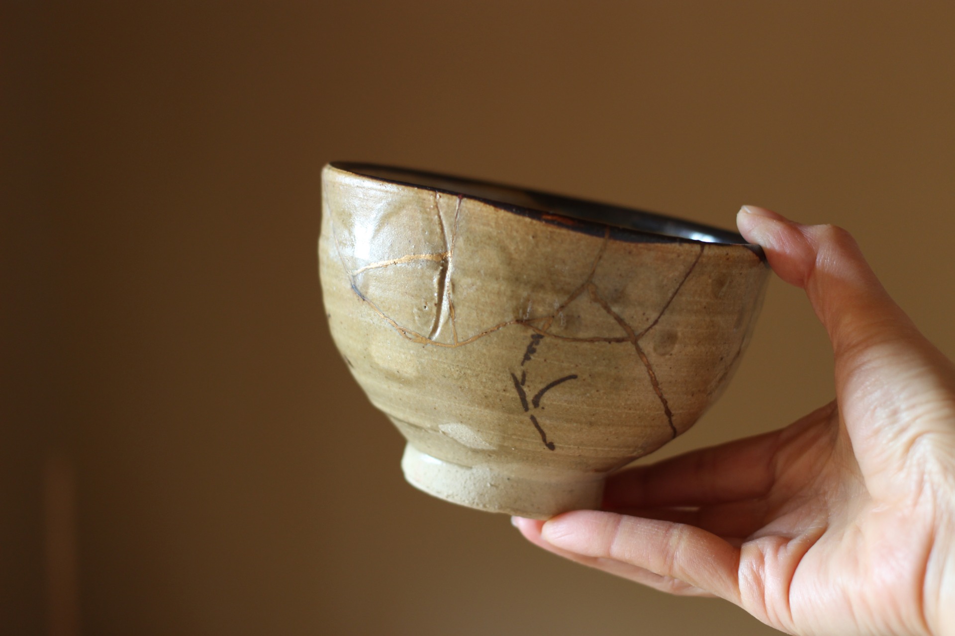 Una pieza reparada durante un taller de kintsugi