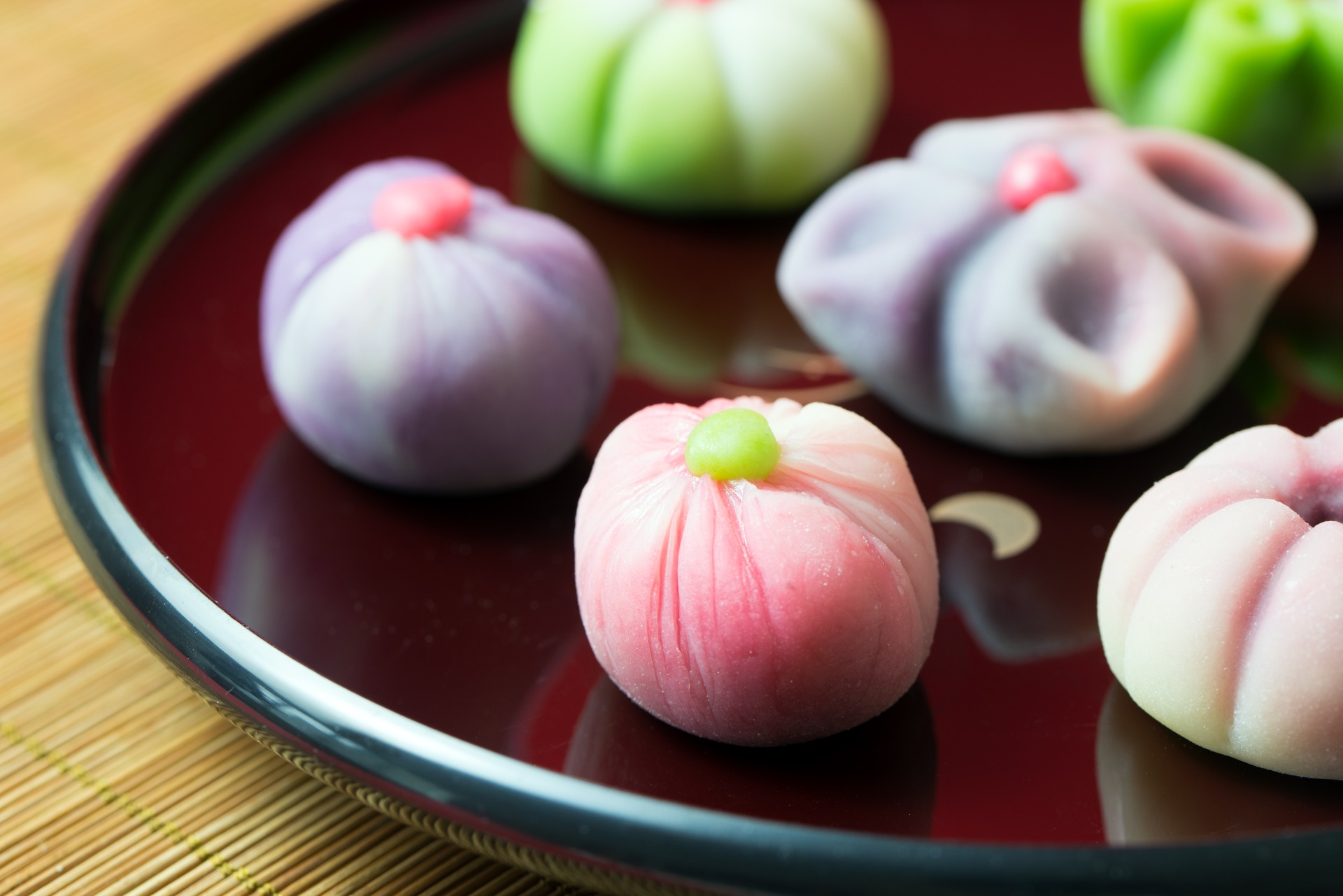 Detalle de un plato con dulces wagashi