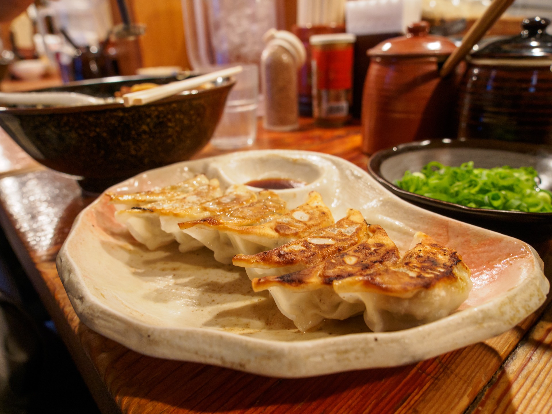 Un plato de gyozas en un izakaya
