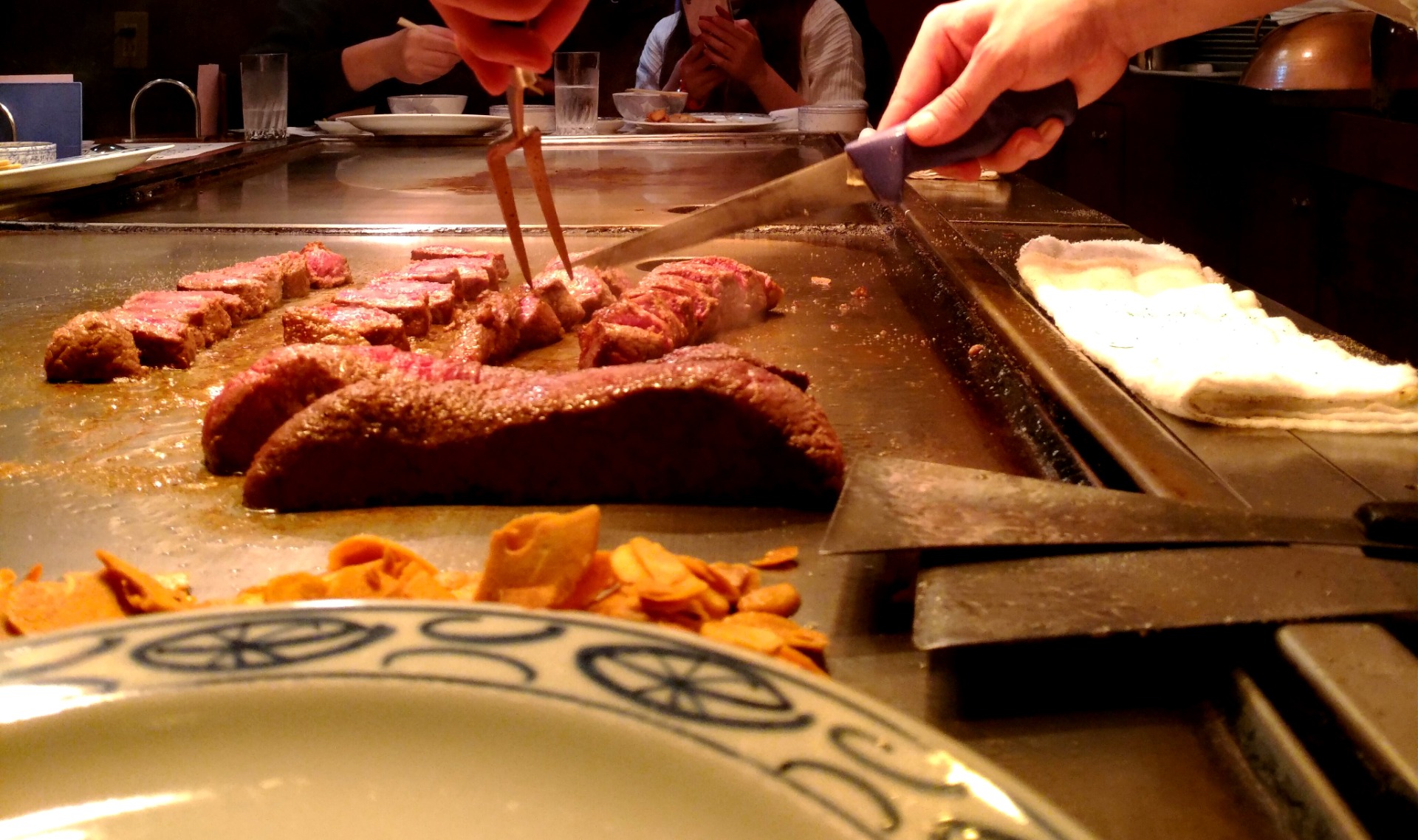 Corte de carne wagyū (和牛) cocinada en teppanyaki