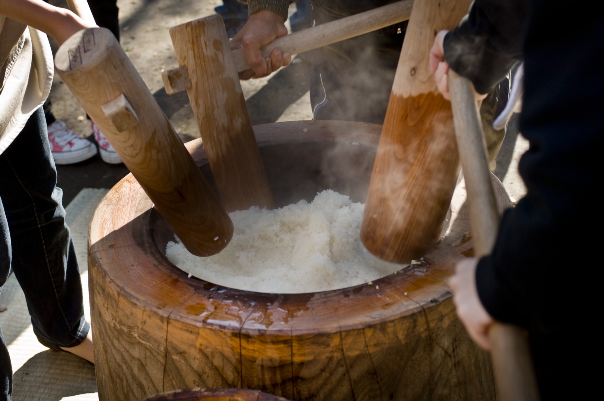 Preparación de mochi japonés de Año Nuevo