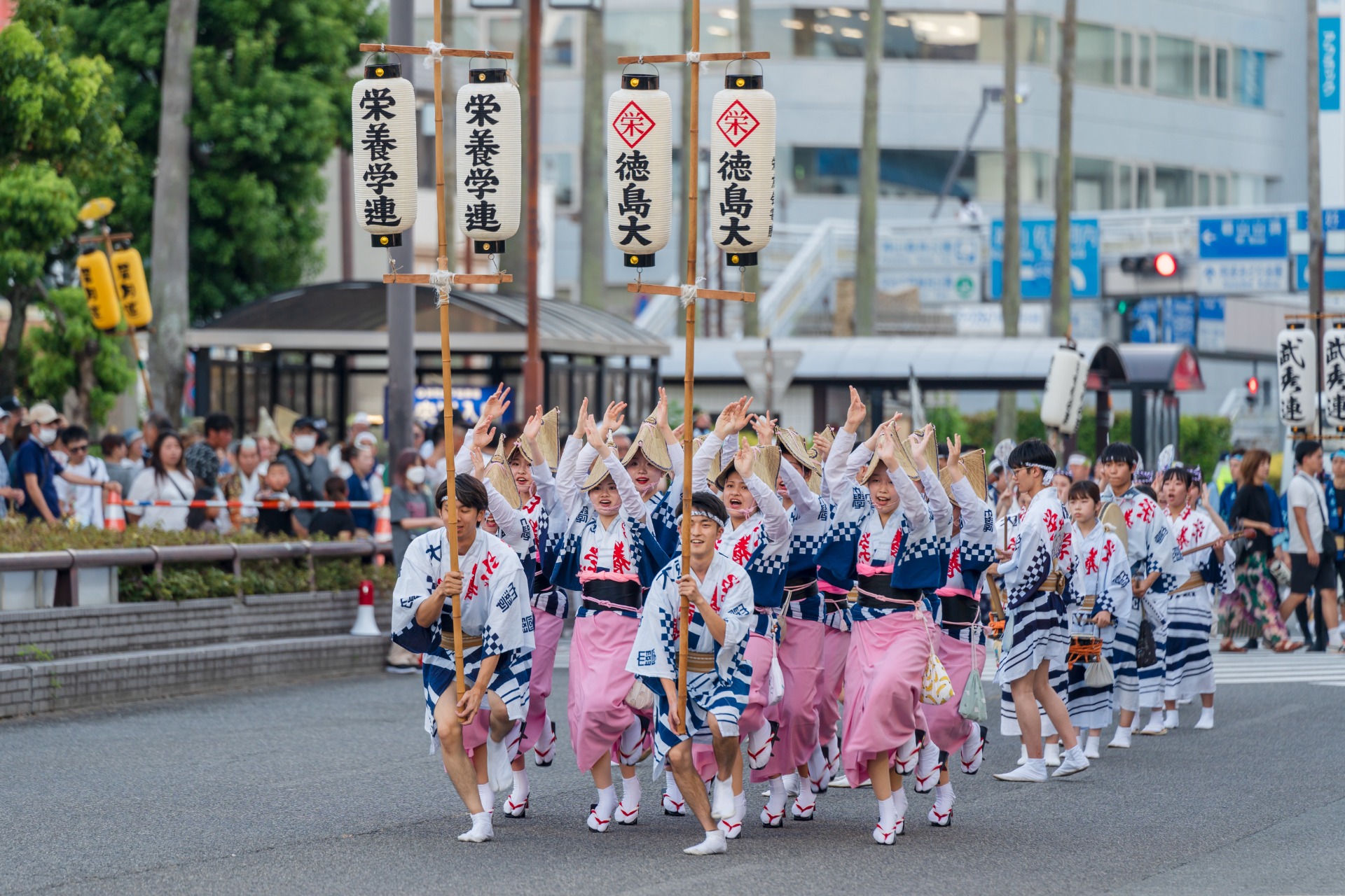Una de las procesiones durante el awa odori