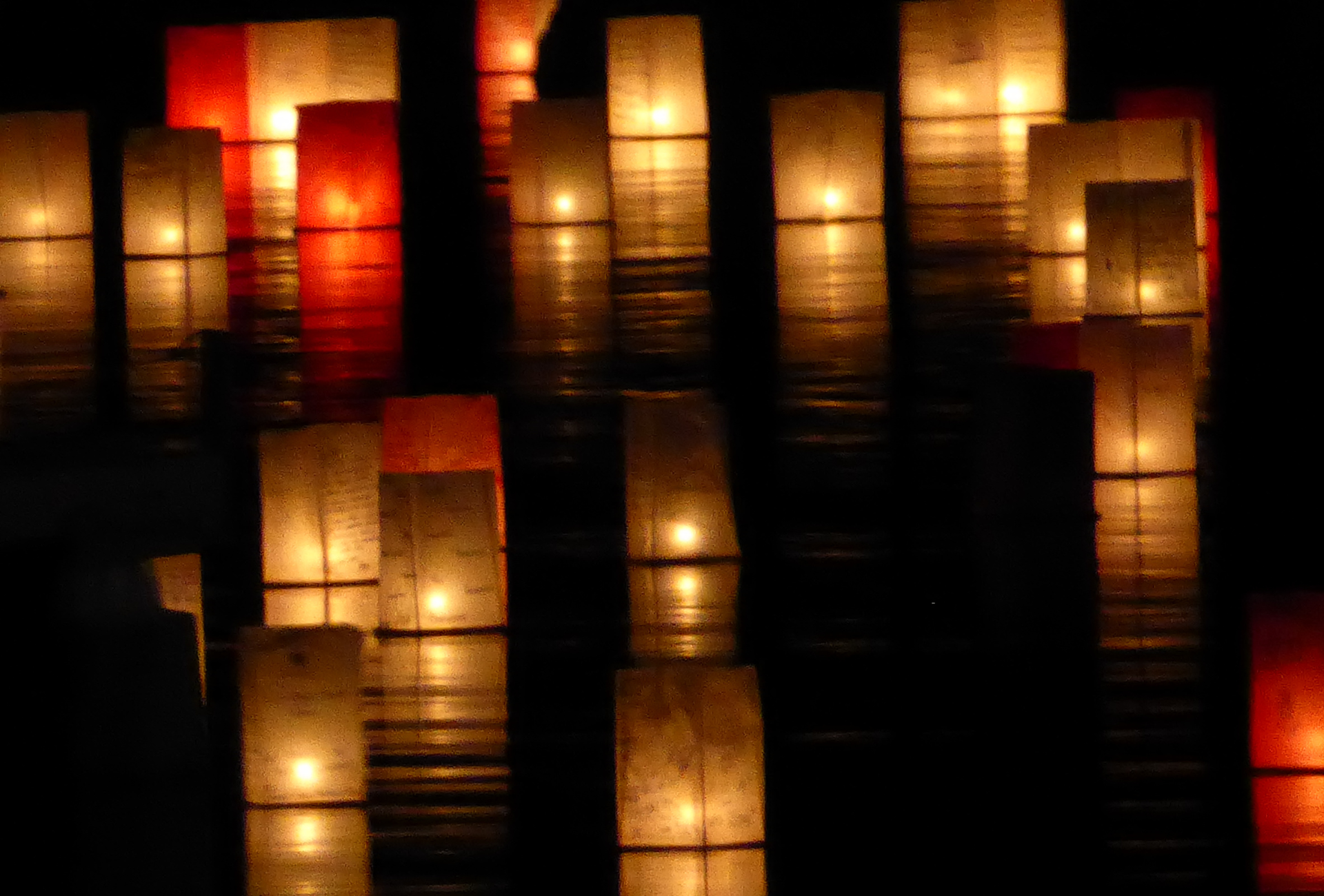 Linternas flotantes durante el obon