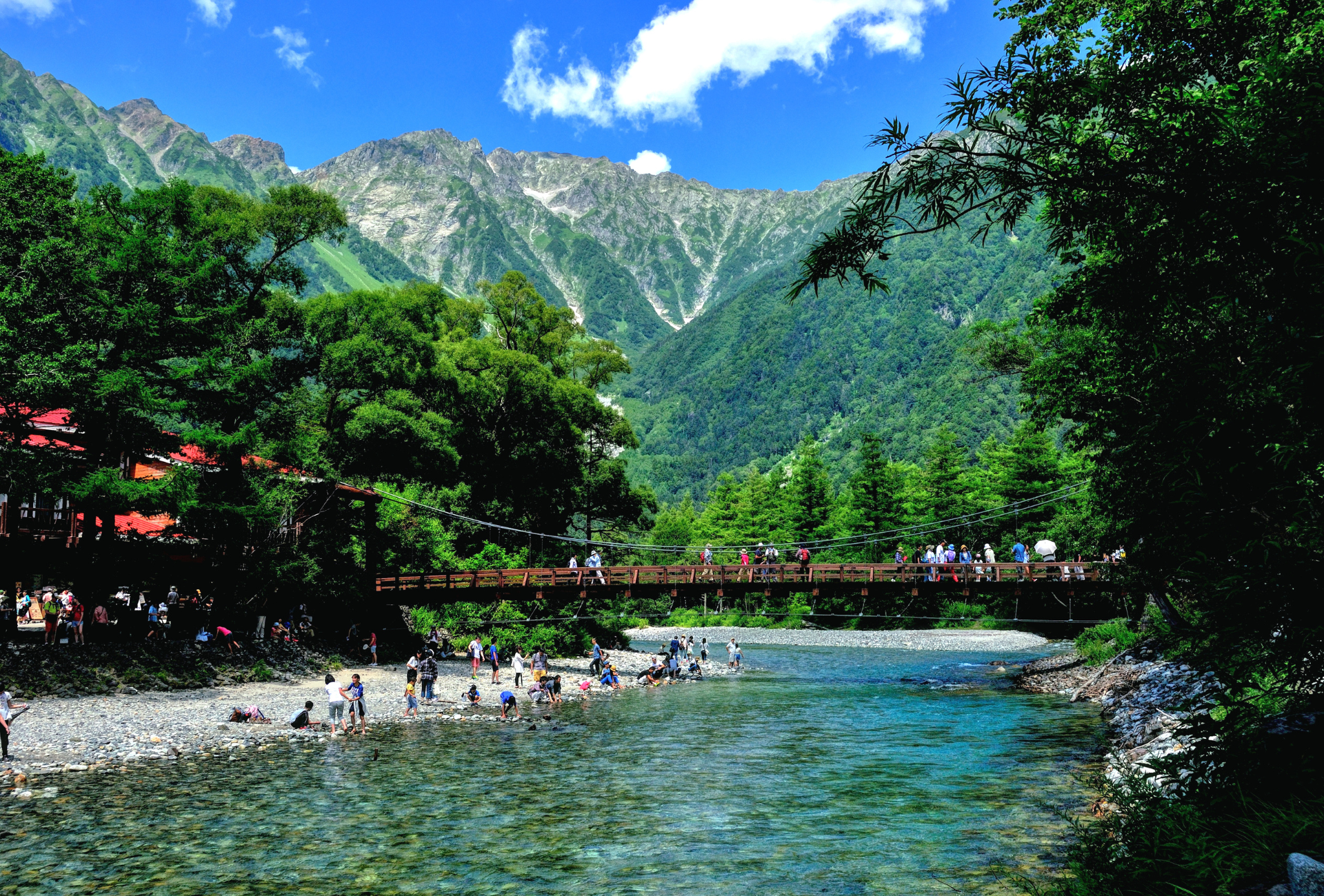 Gente disfrutando del río en verano en Kamikochi