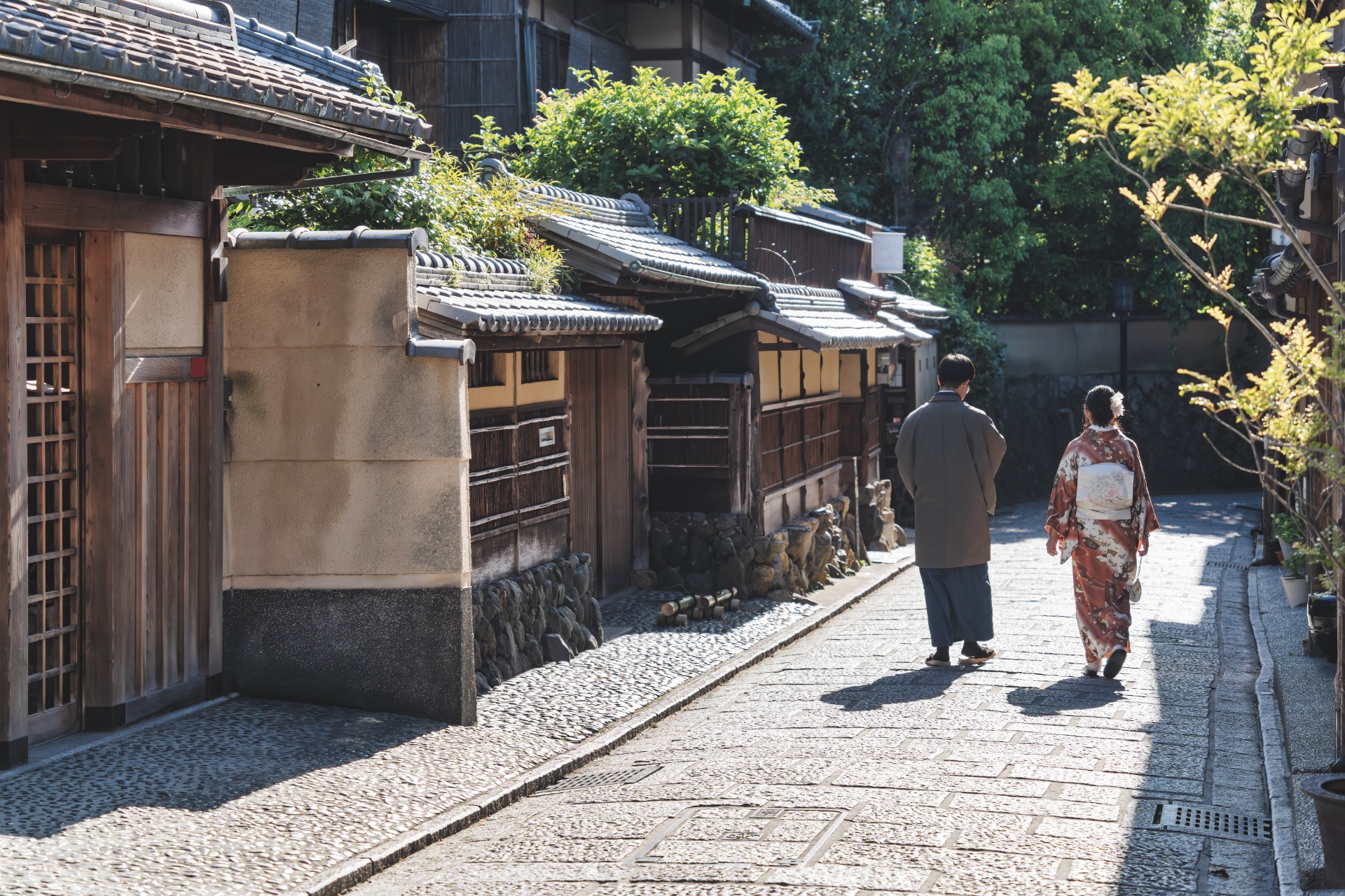 Pareja vestida con kimono paseando por una calle tradicional de Kioto