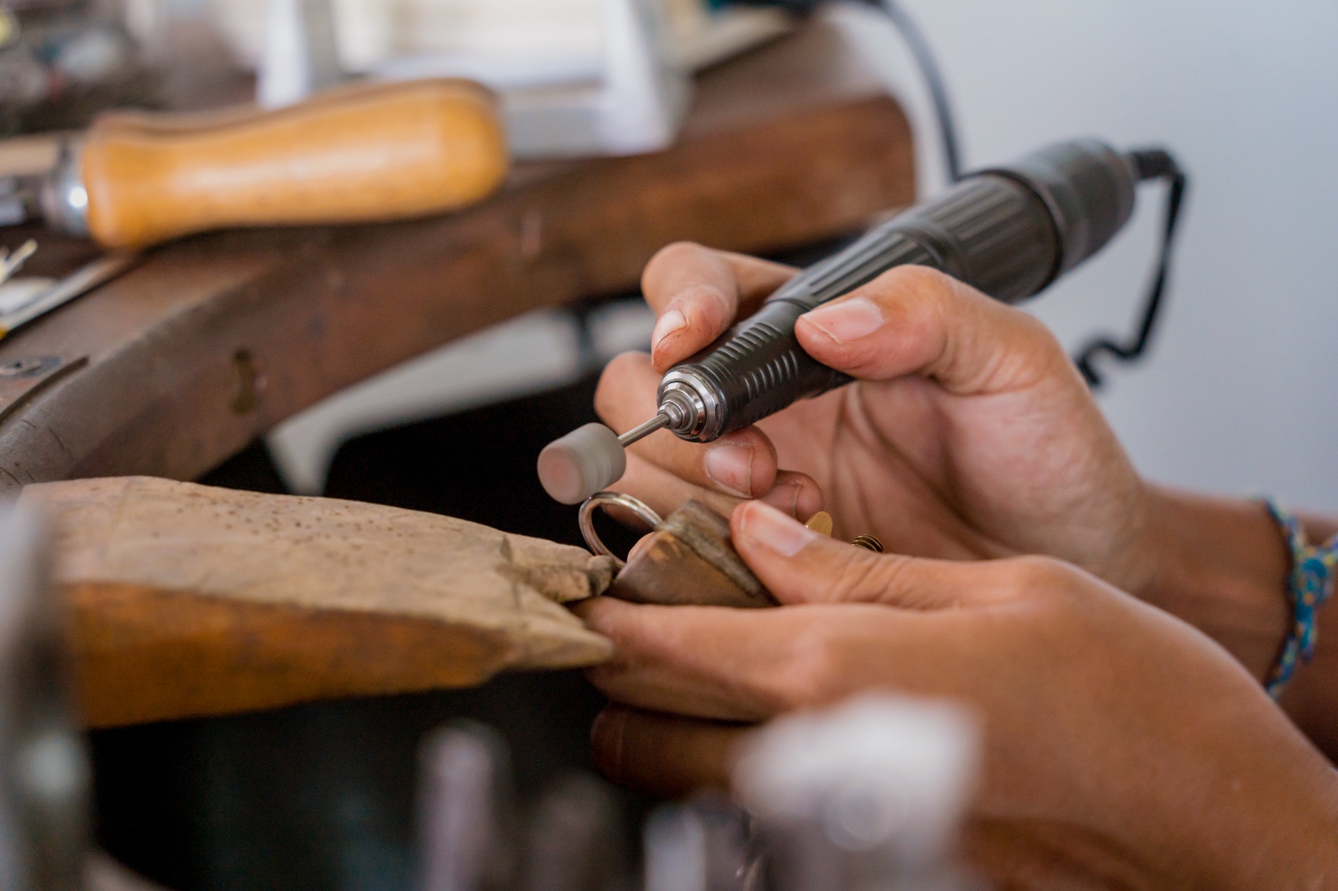 Detalle del proceso de lijado de un anillo en un taller artesanal