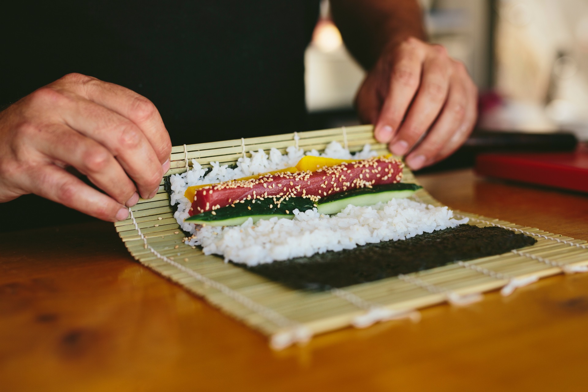 Preparando sushi enrollado en un taller de cocina japonesa