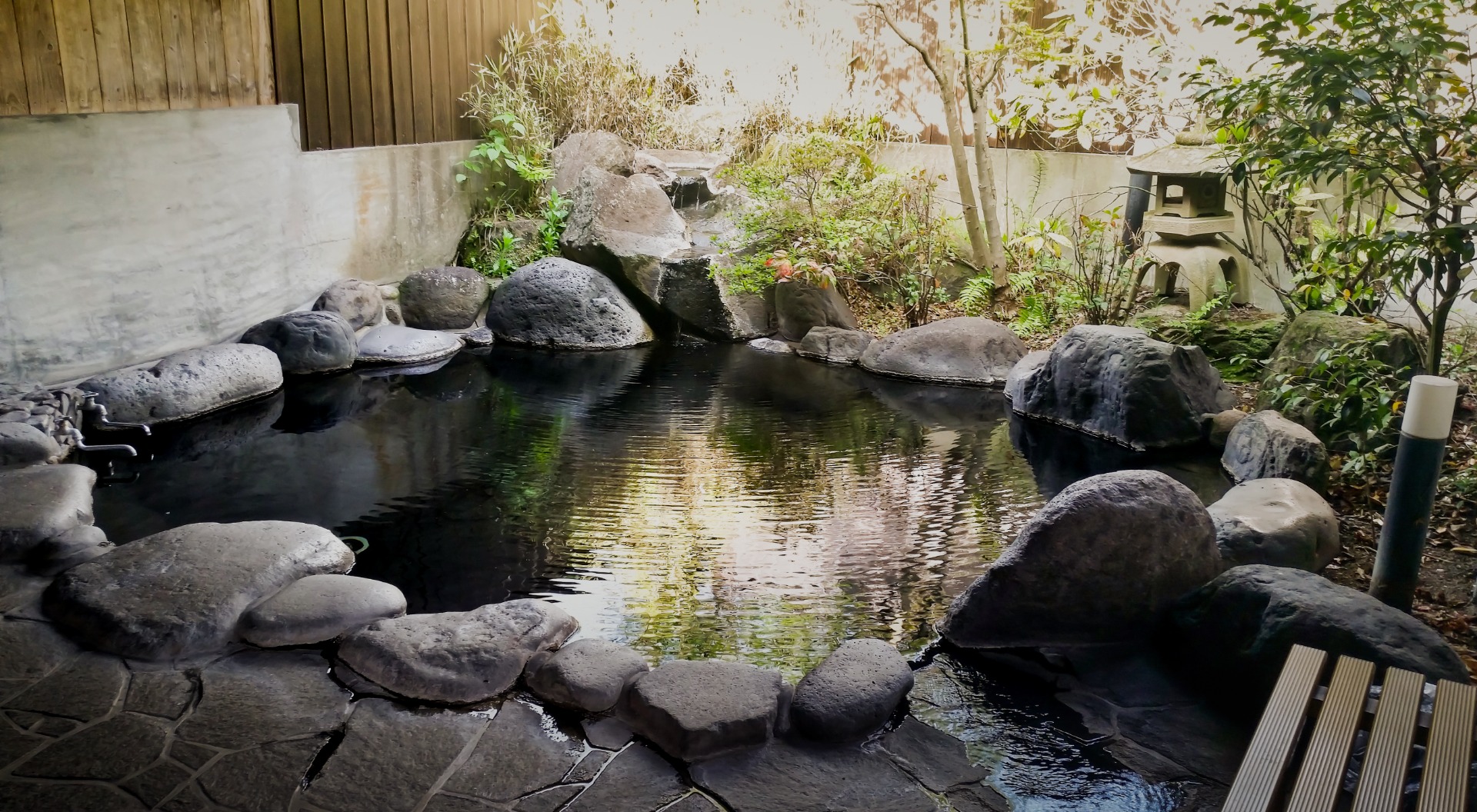 Onsen al aire libre en un ryokan japonés