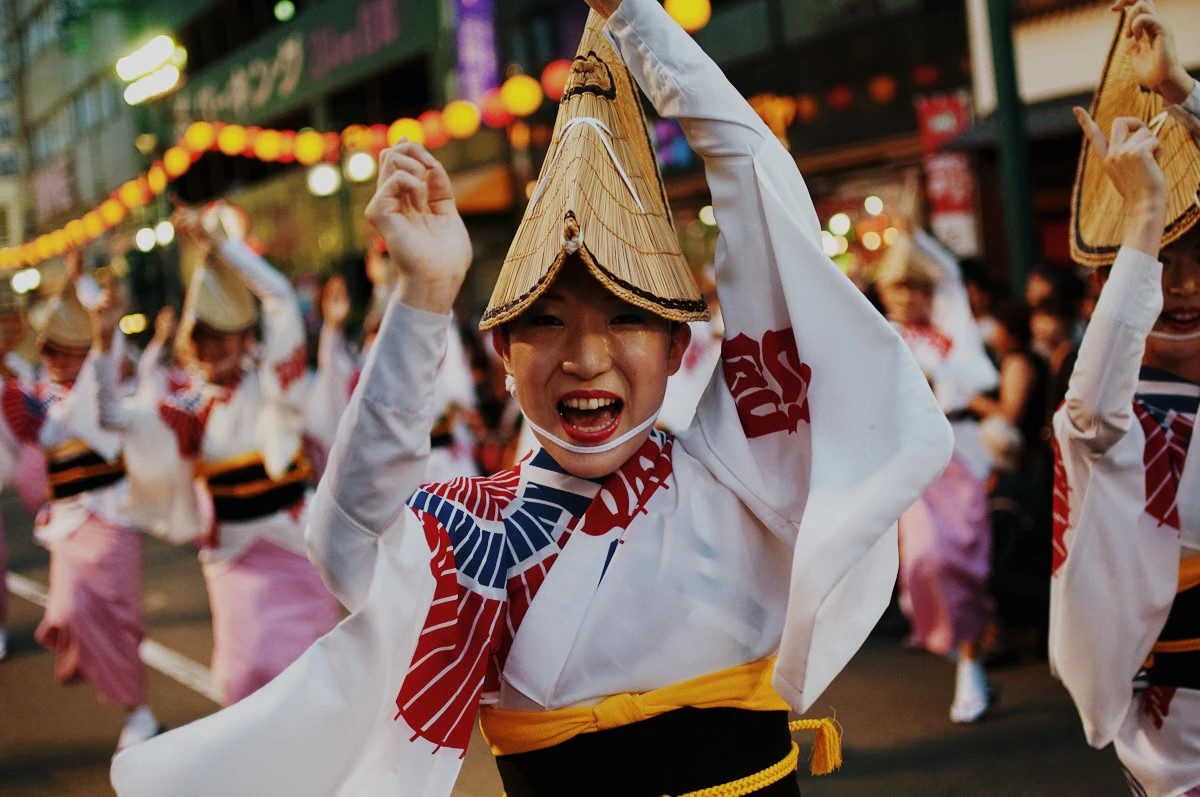 Bailarina con sombrero amigasa durante el desfile del Awa Odori