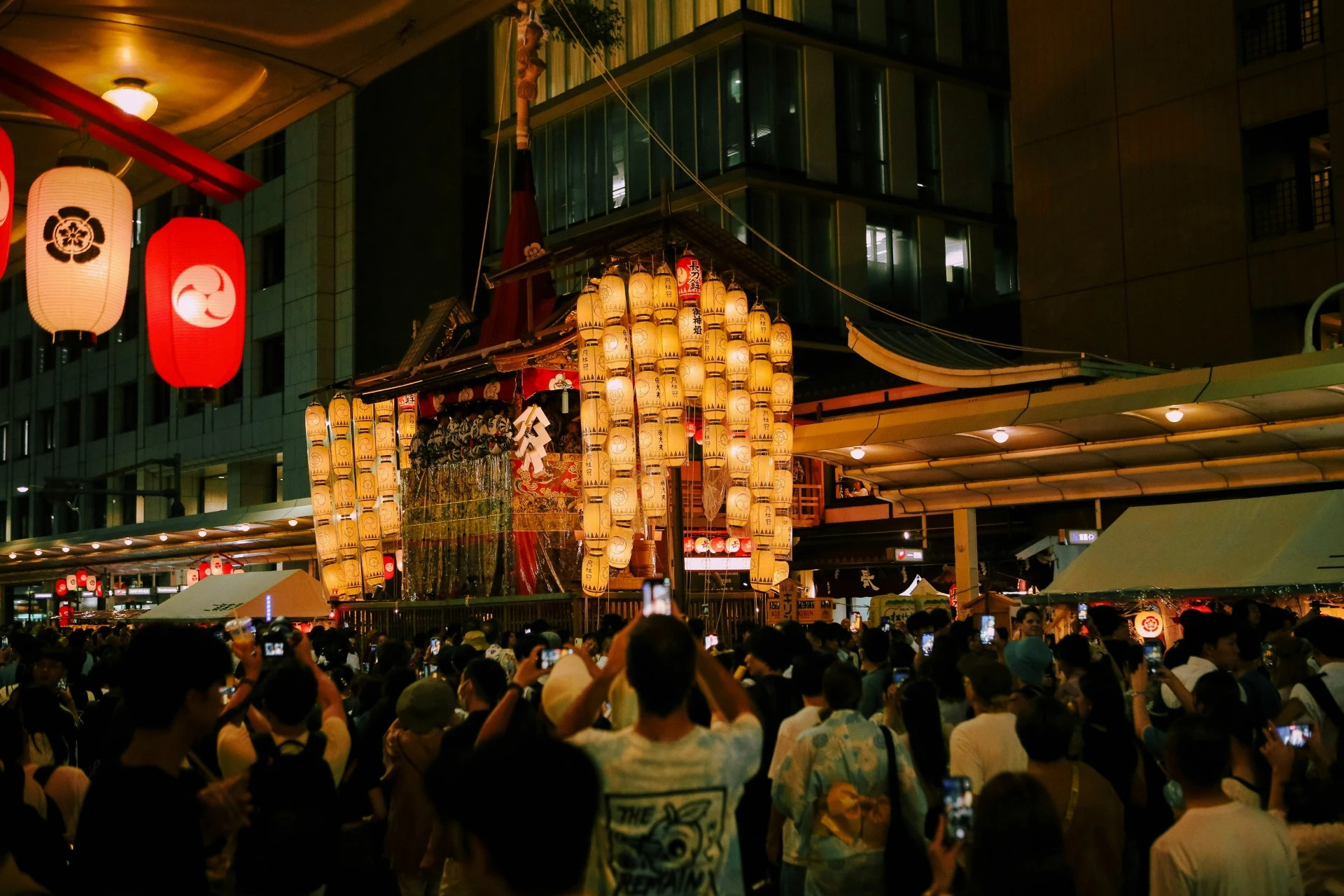 Carroza iluminada con farolillos en el Gion matsuri