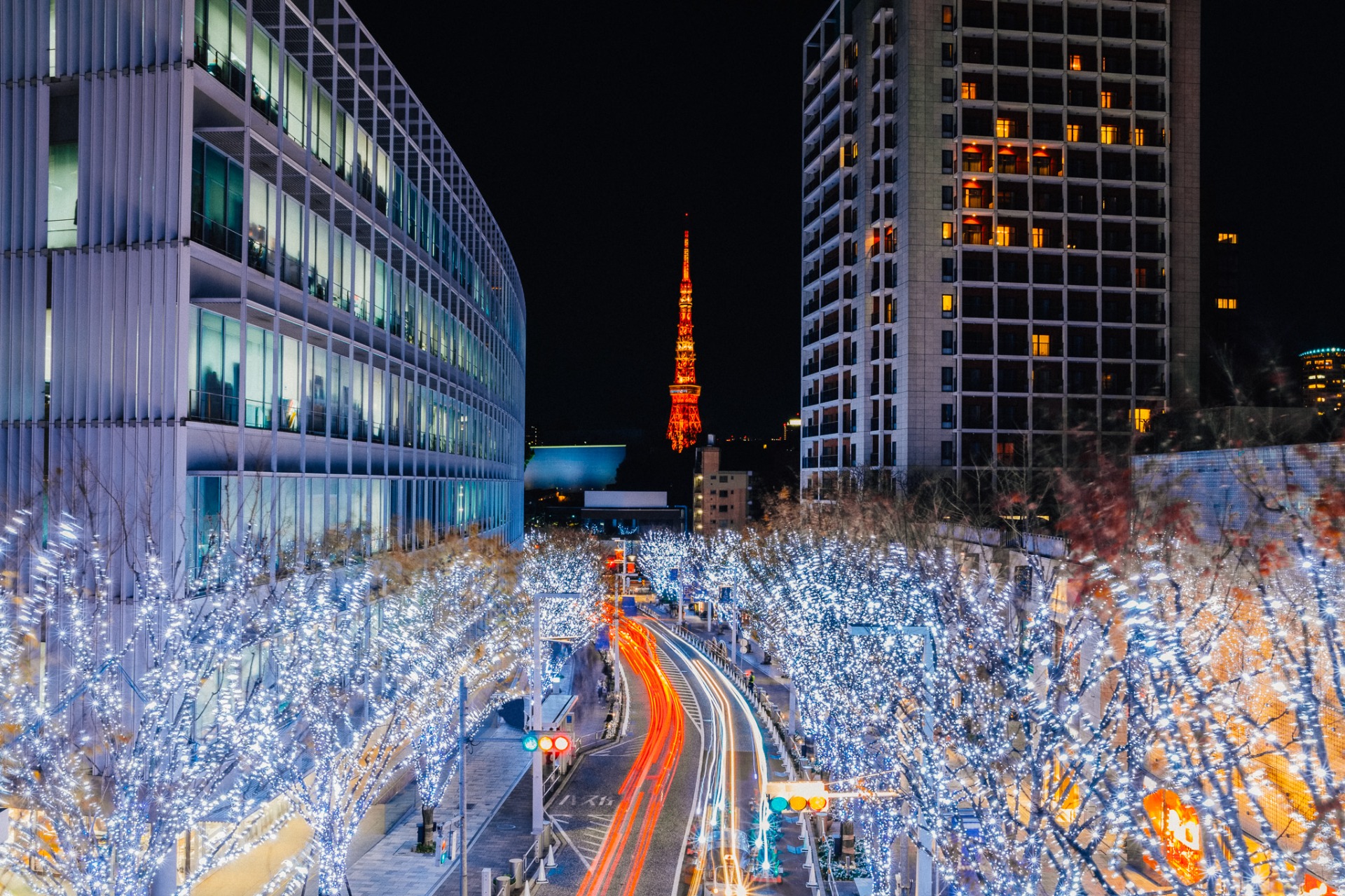 Calles iluminadas de Tokio en invierno con vistas a la Tokyo Tower