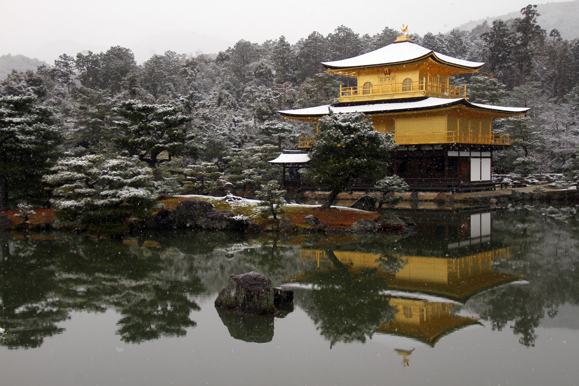 Pabellón Dorado (Kinkaku-ji) de Kioto cubierto de nieve en invierno