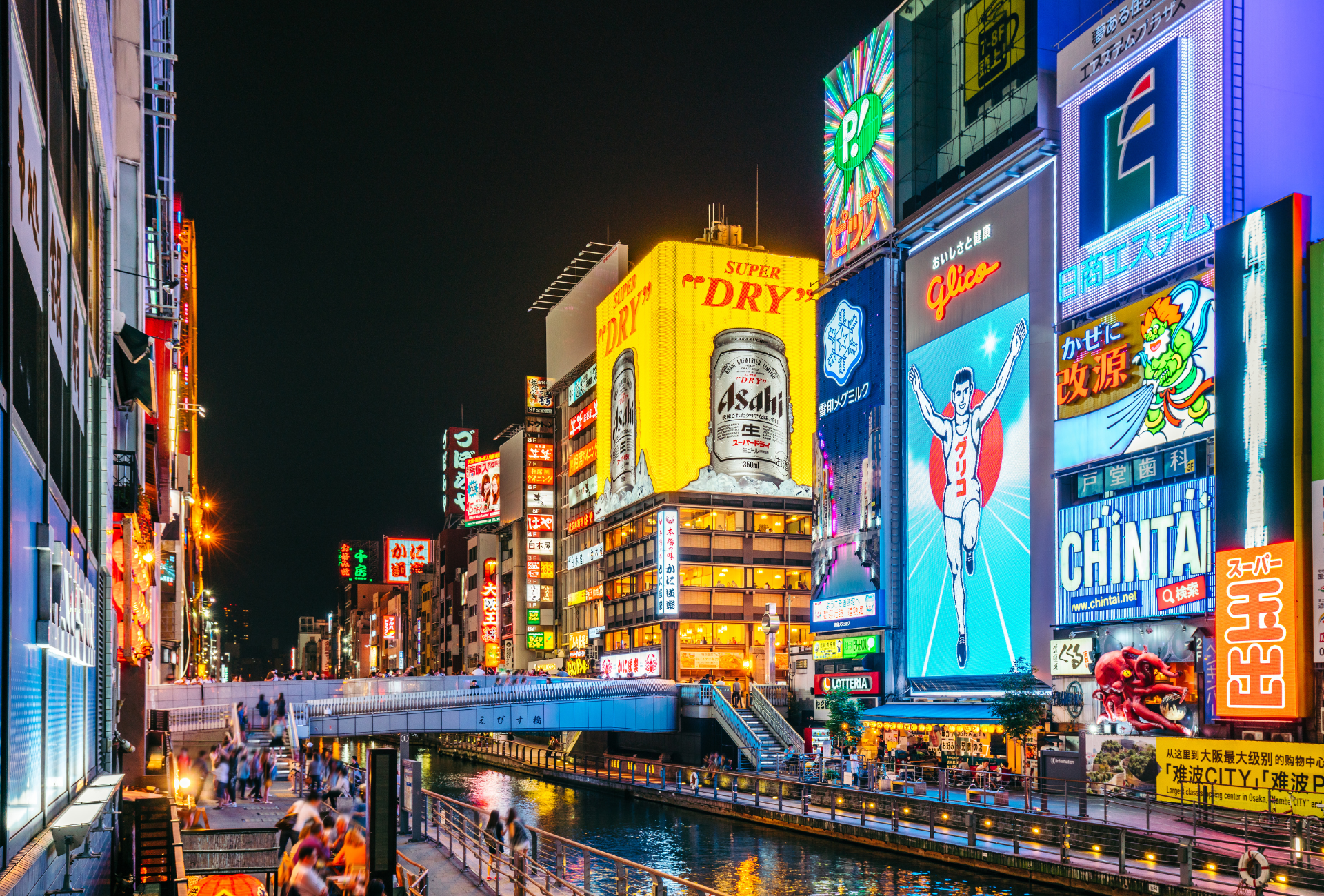 Barrio Dotonbori en Osaka con el famoso cartel de Glico iluminado