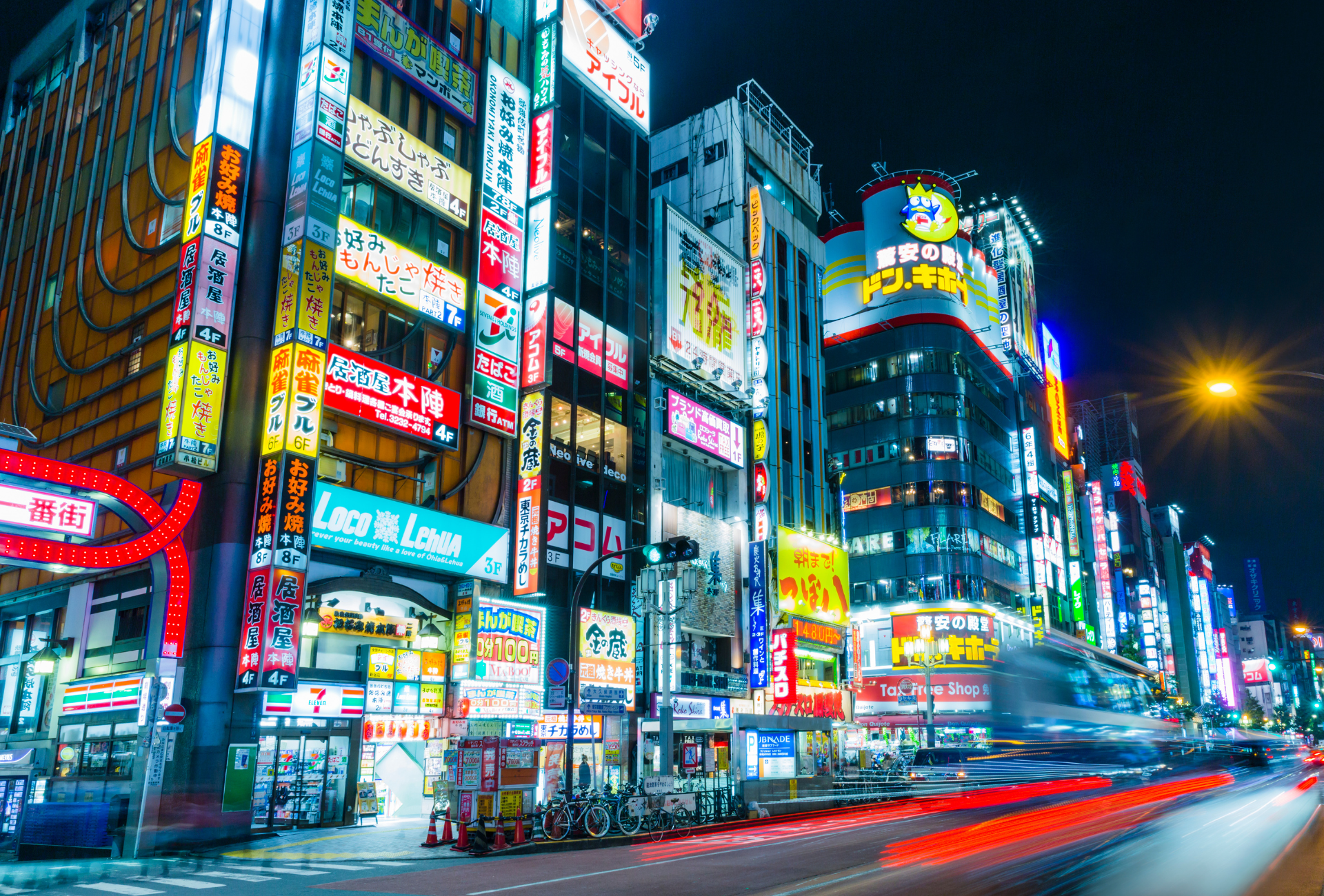 Calles de Shinjuku en Tokio con carteles luminosos