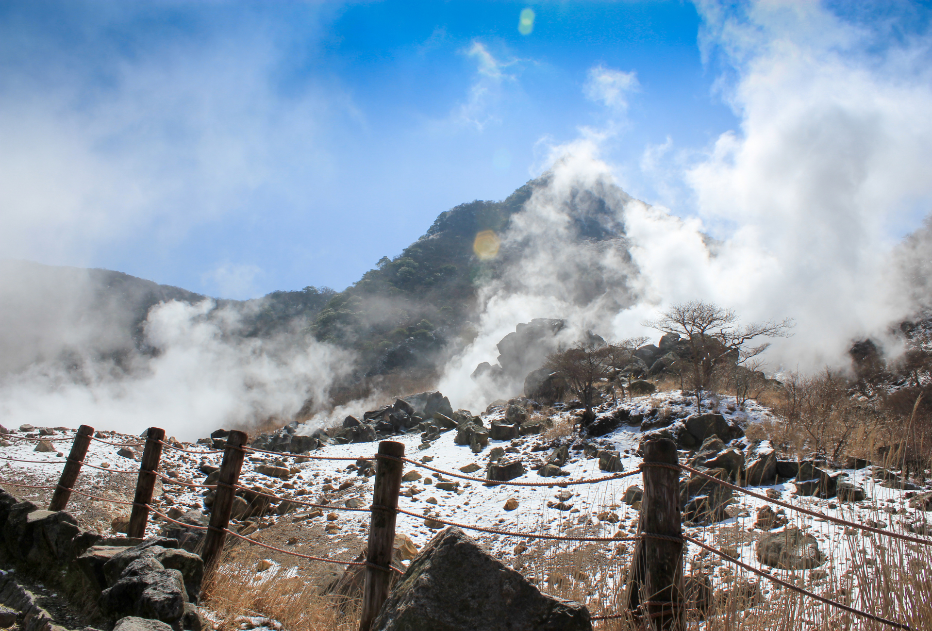 Valle volcánico de Owakudani en Hakone con fumarolas y nieve