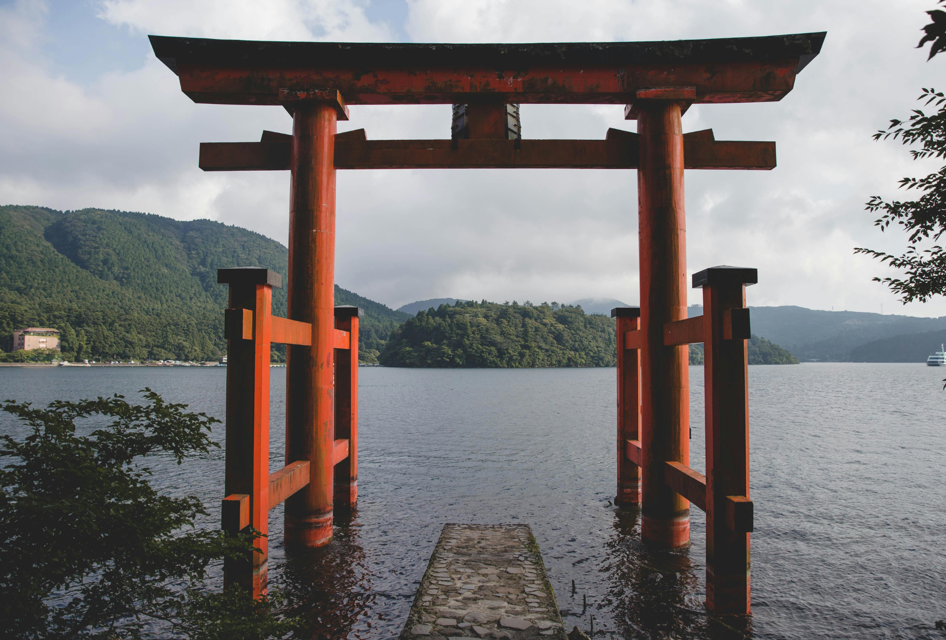 Puerta torii roja sobre el lago Ashi en Hakone