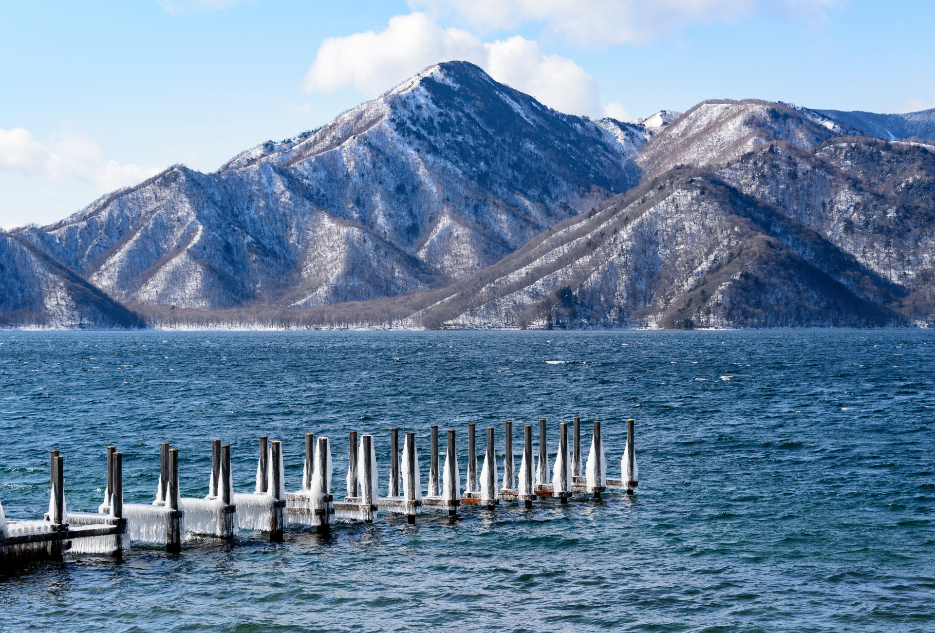 Lago Chūzenji en Nikkō con montañas nevadas de fondo