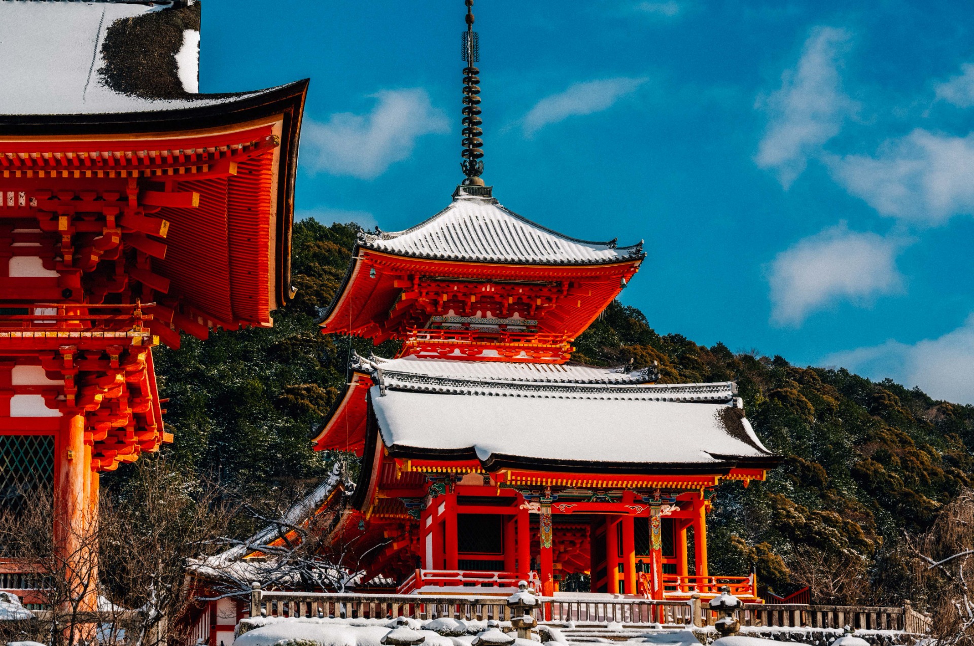 Templo Kiyomizudera en Kioto nevado en invierno