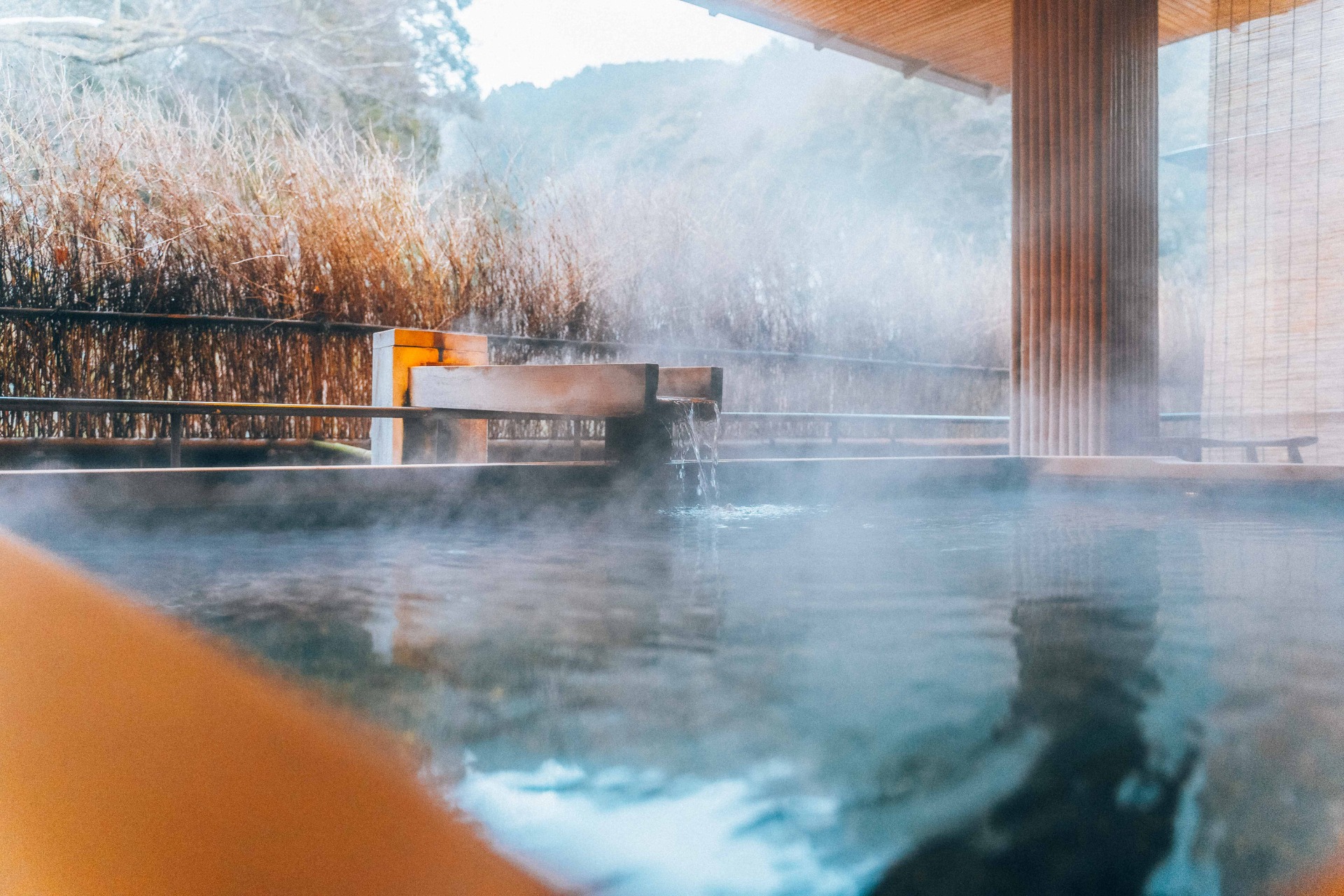 Baño termal japonés (rotenburo) en un ryokan durante el invierno